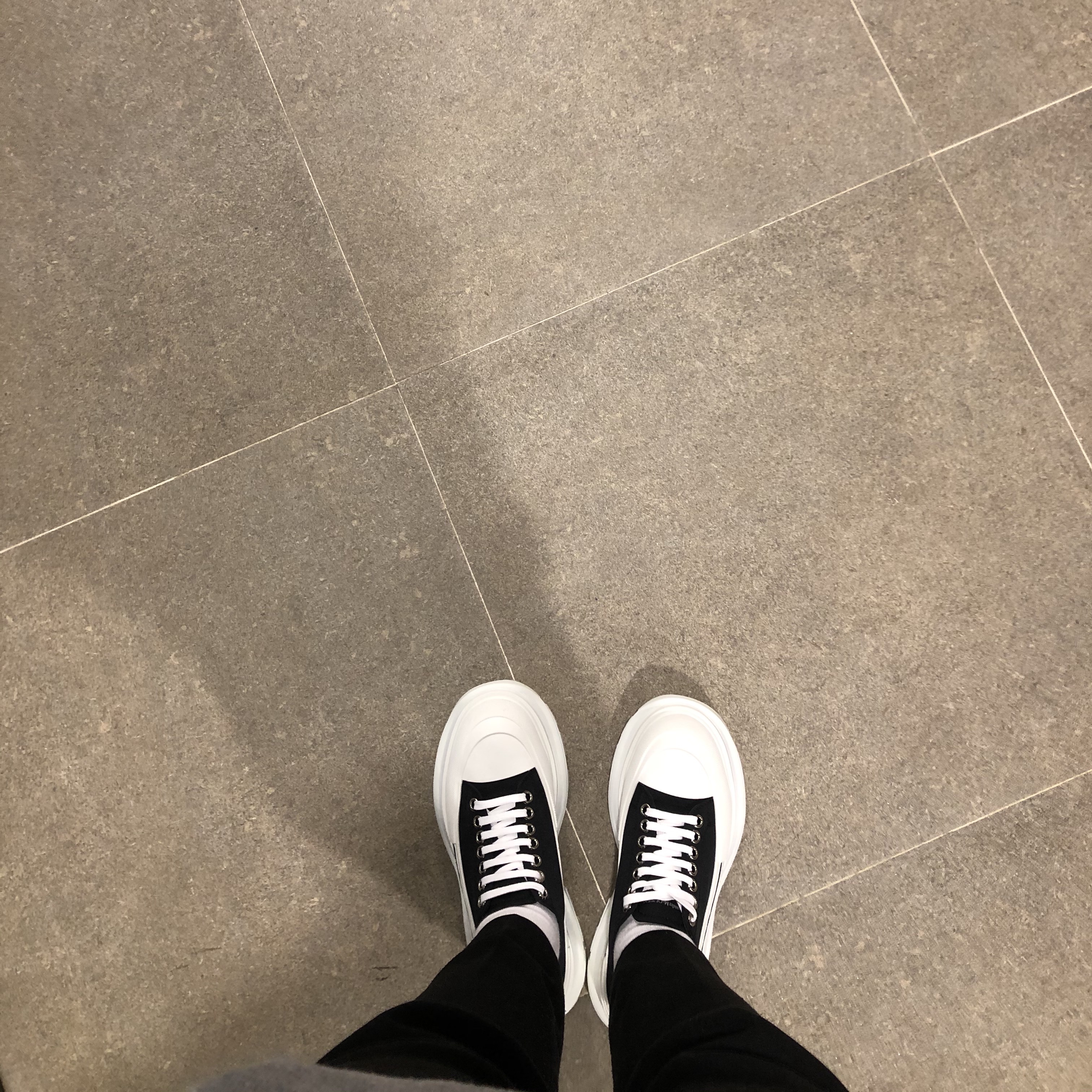 Alexander McQueen Tread Slick Lace Up Black White 착용 스타일 - 5