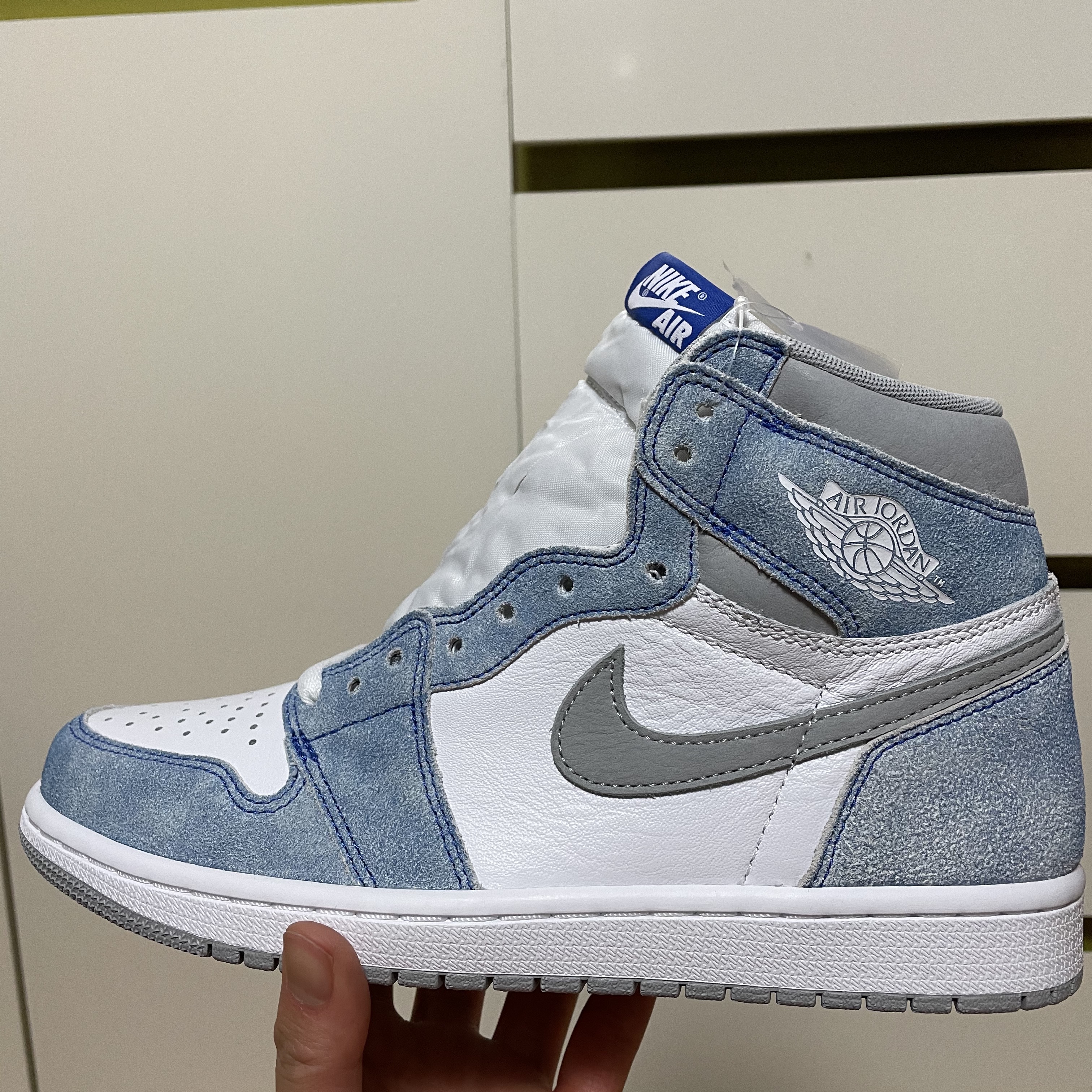 Jordan 1 Retro High OG Hyper Royal 착용 스타일