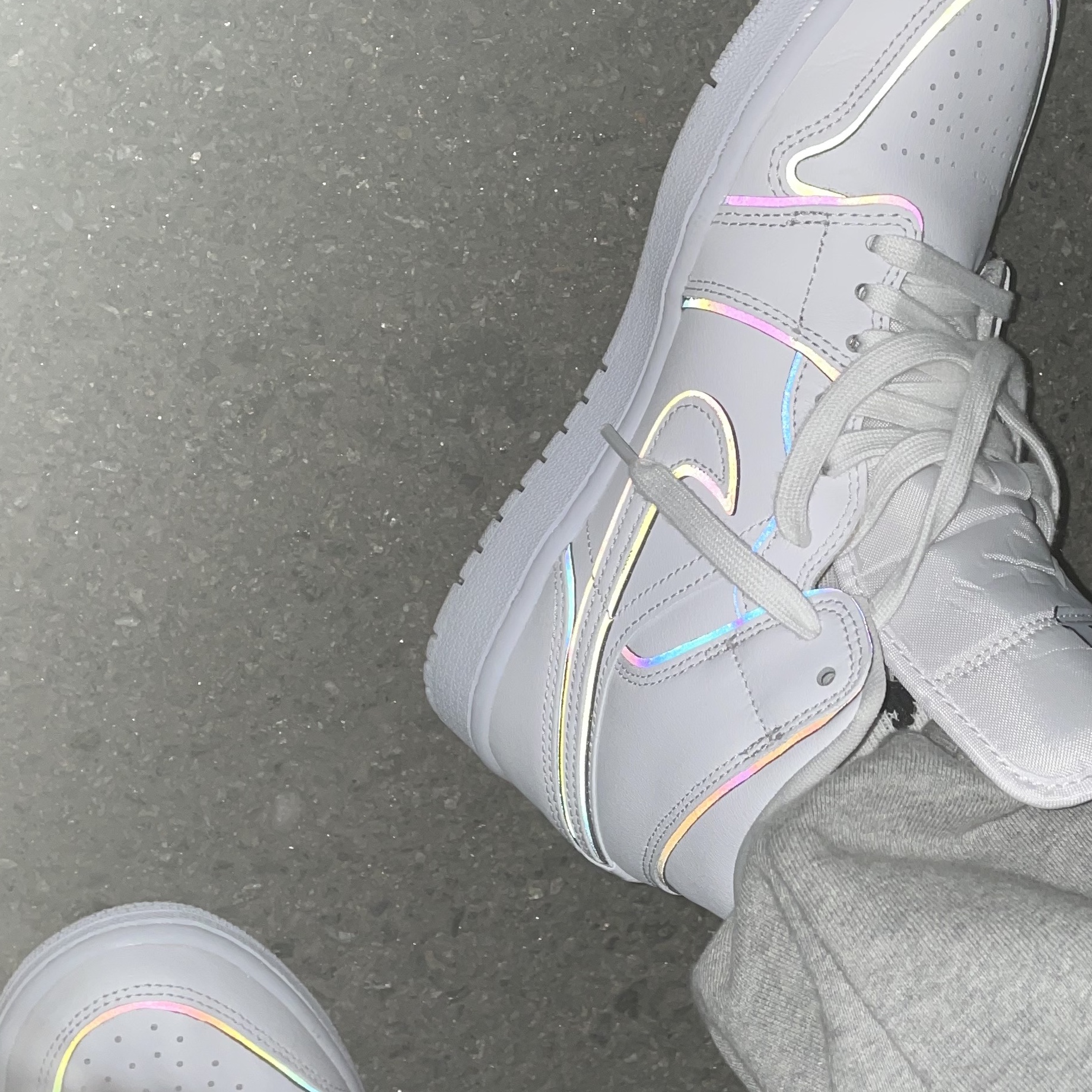 (W) Jordan 1 Mid SE Iridescent Trim 착용 스타일 - 1