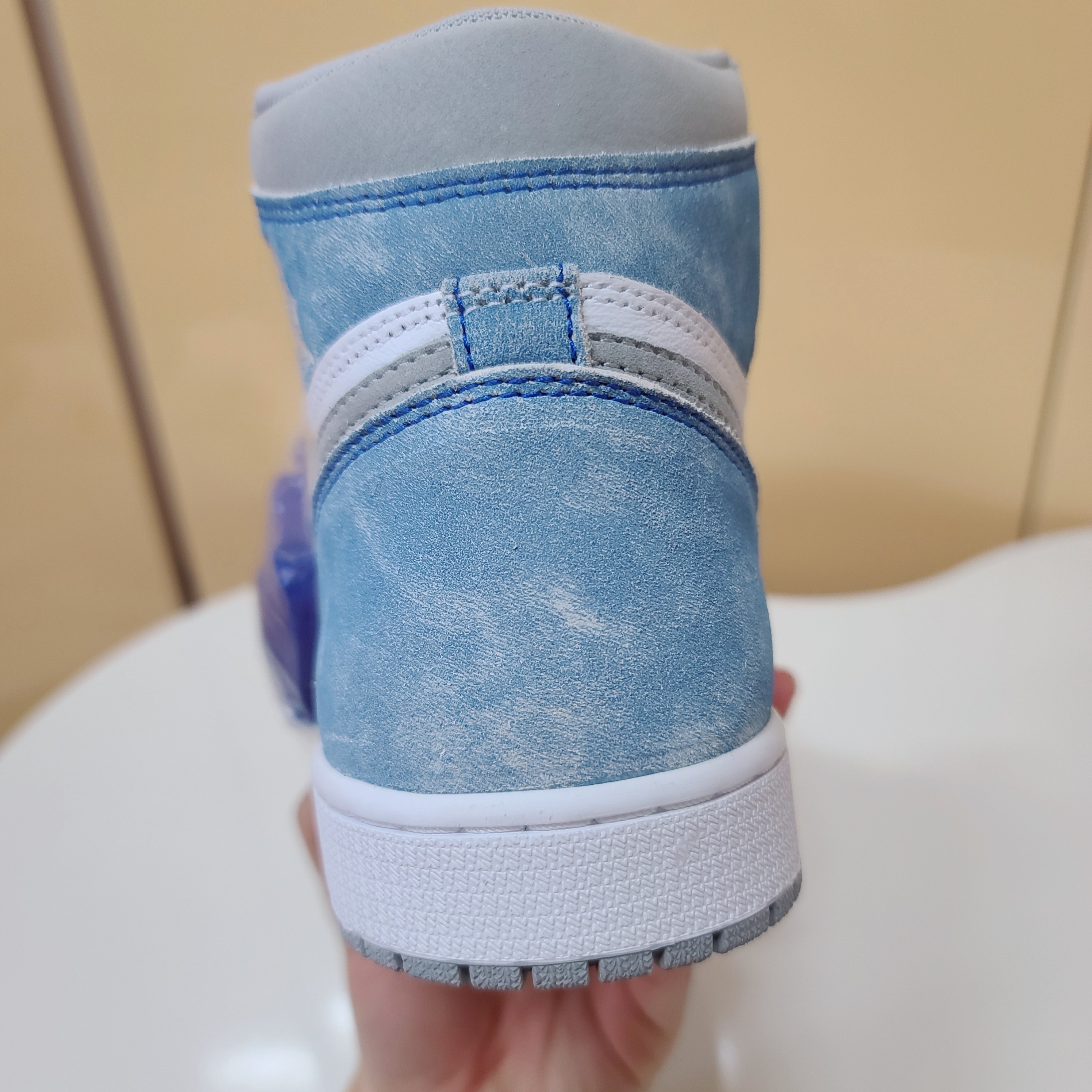 Jordan 1 Retro High OG Hyper Royal 착용 스타일 - 3
