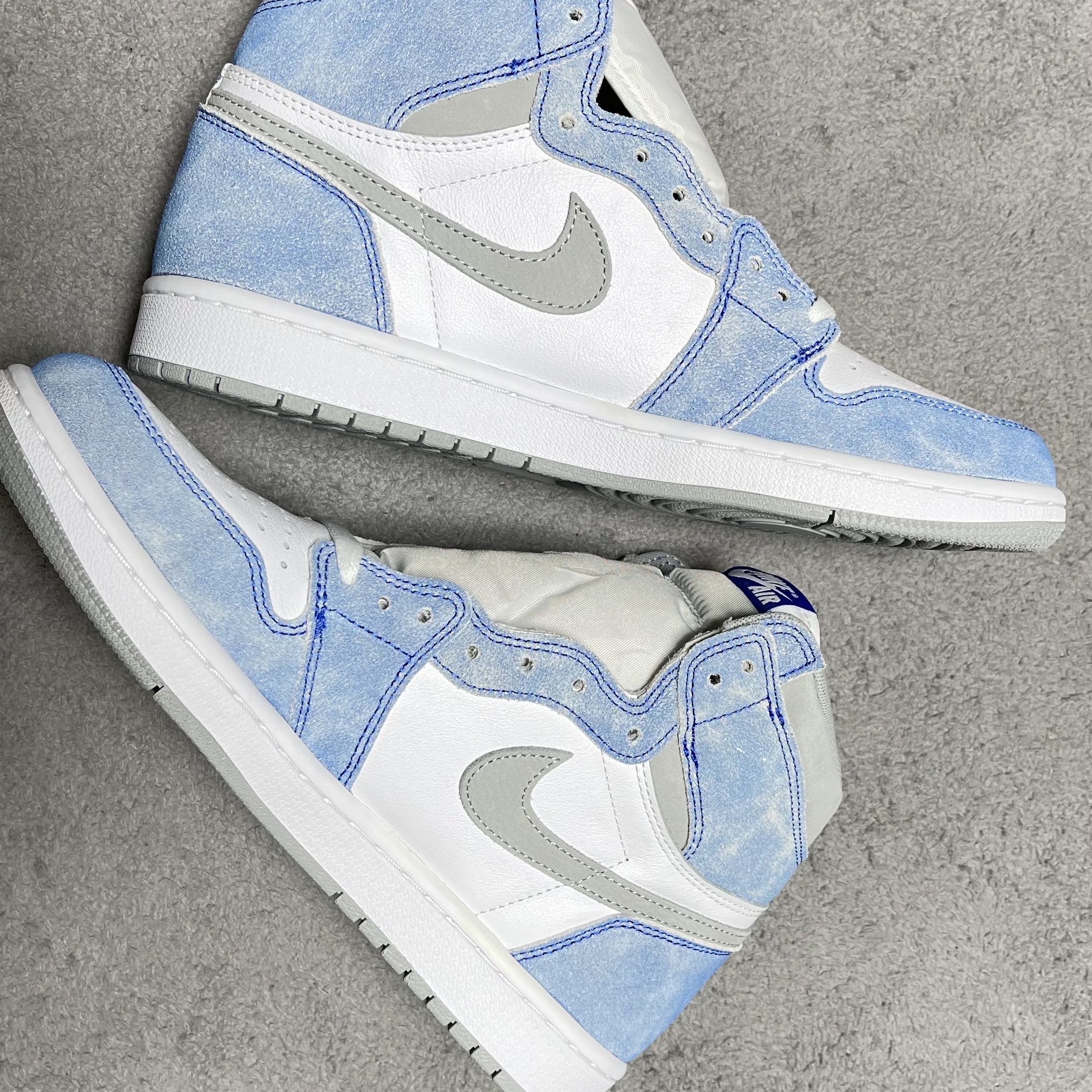 Jordan 1 Retro High OG Hyper Royal 착용 스타일 - 1