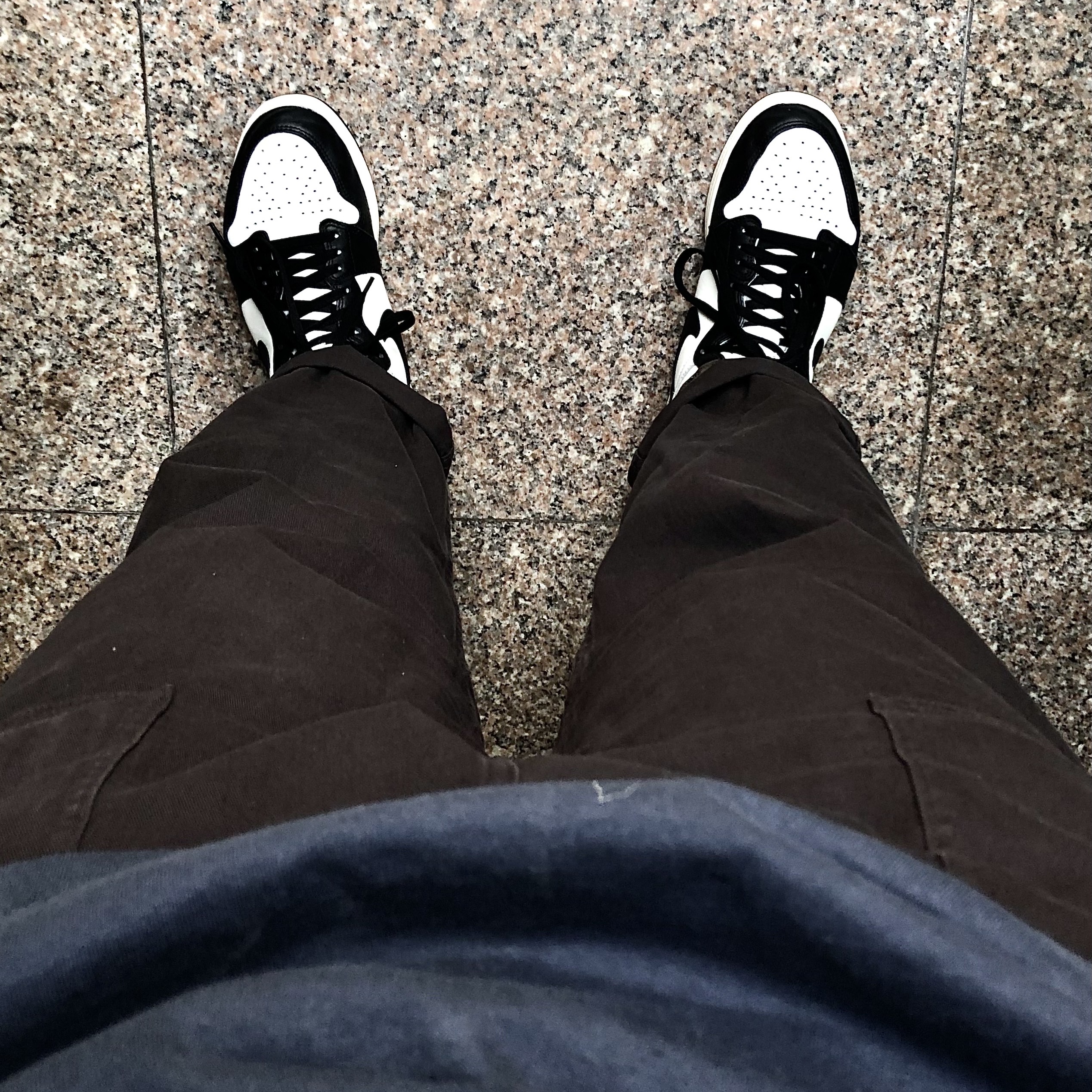 Jordan 1 Retro High OG Black Mocha 착용 스타일 - 2