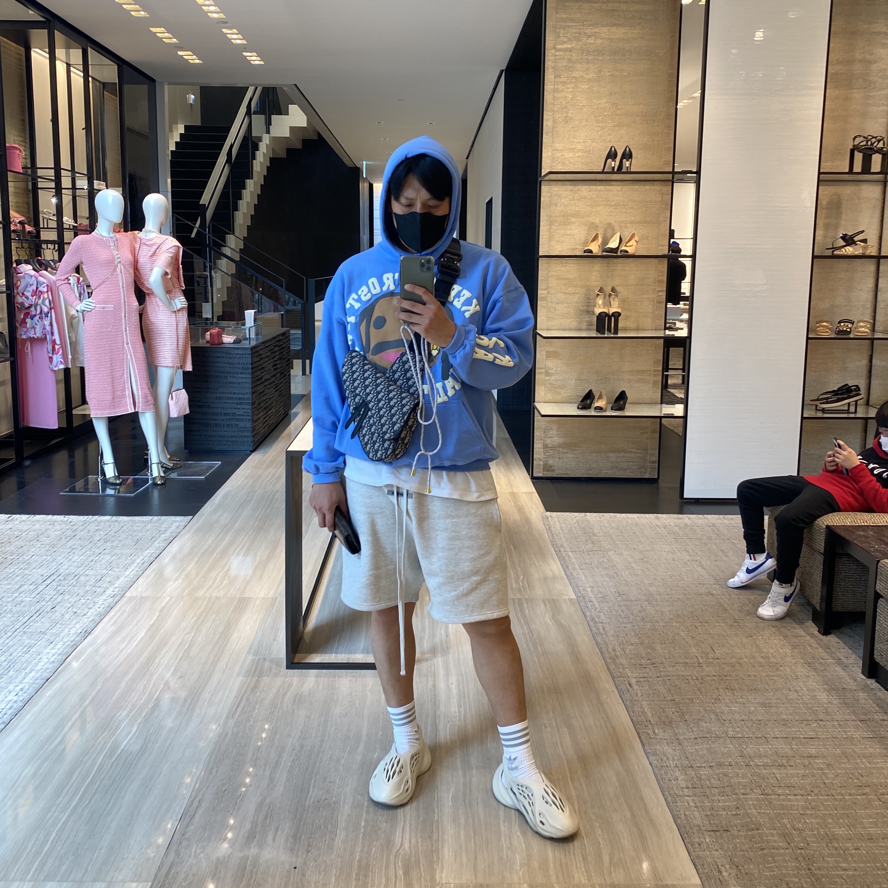 Adidas Yeezy Foam RNNR Sand 착용 스타일