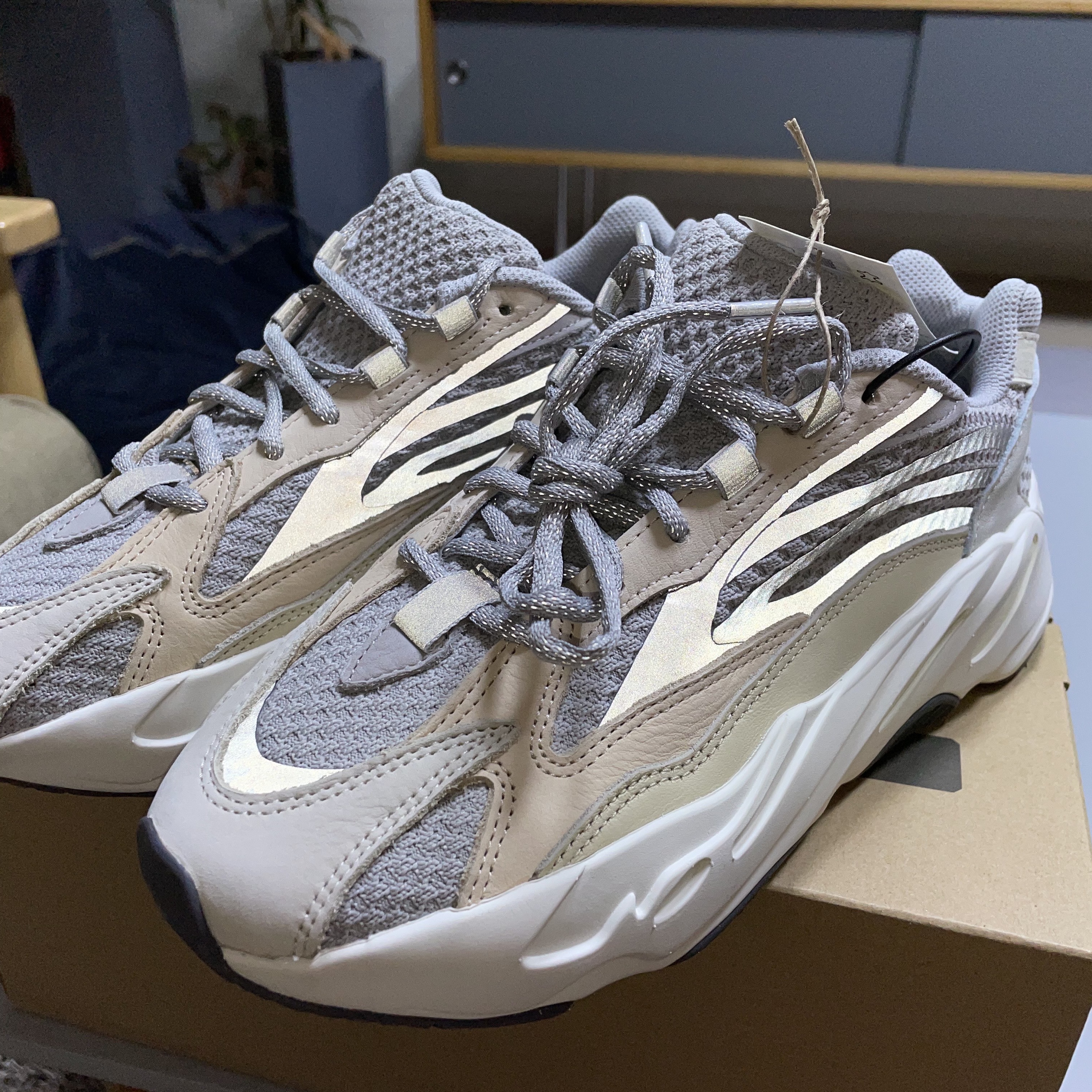 Adidas Yeezy Boost 700 V2 Cream 착용 스타일