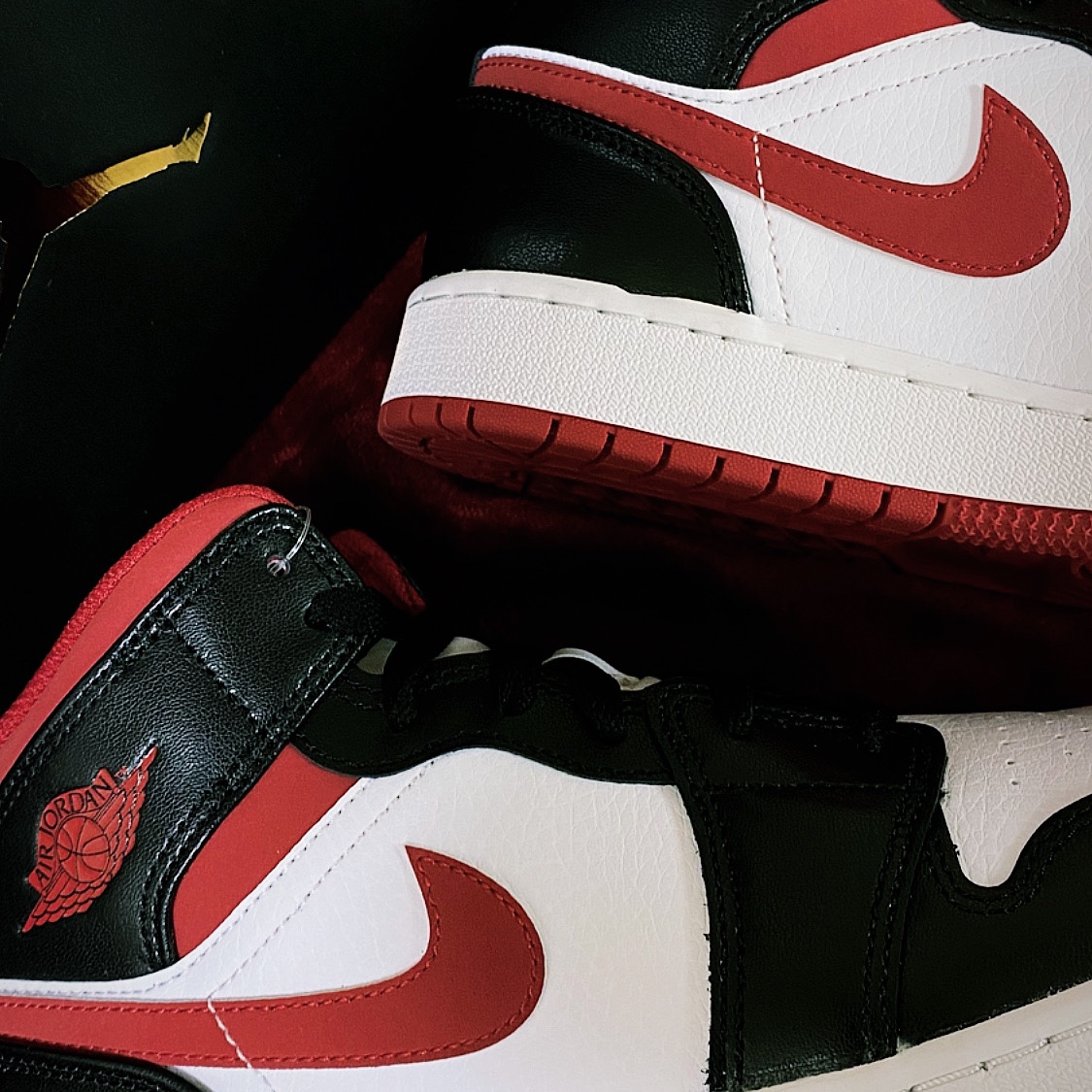 Jordan 1 Retro High OG Gym Red, (GS) Jordan 1 Mid Gym Red Black White 착용 스타일 - 3