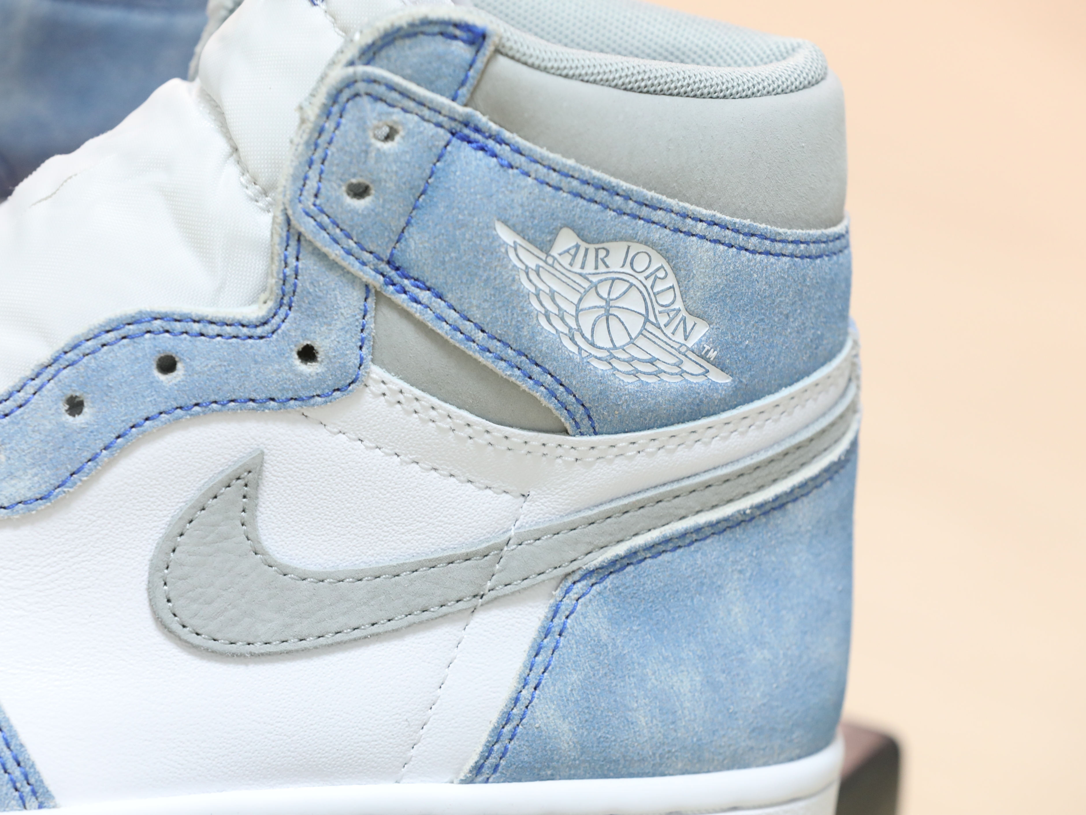 Jordan 1 Retro High OG Hyper Royal 착용 스타일 - 5