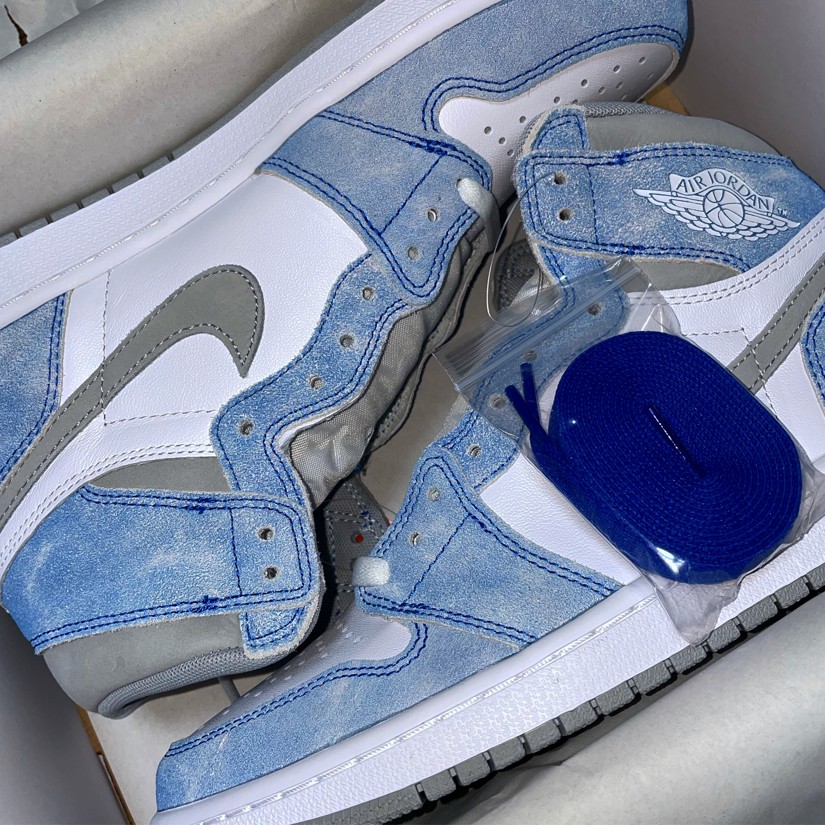 Jordan 1 Retro High OG Hyper Royal 착용 스타일