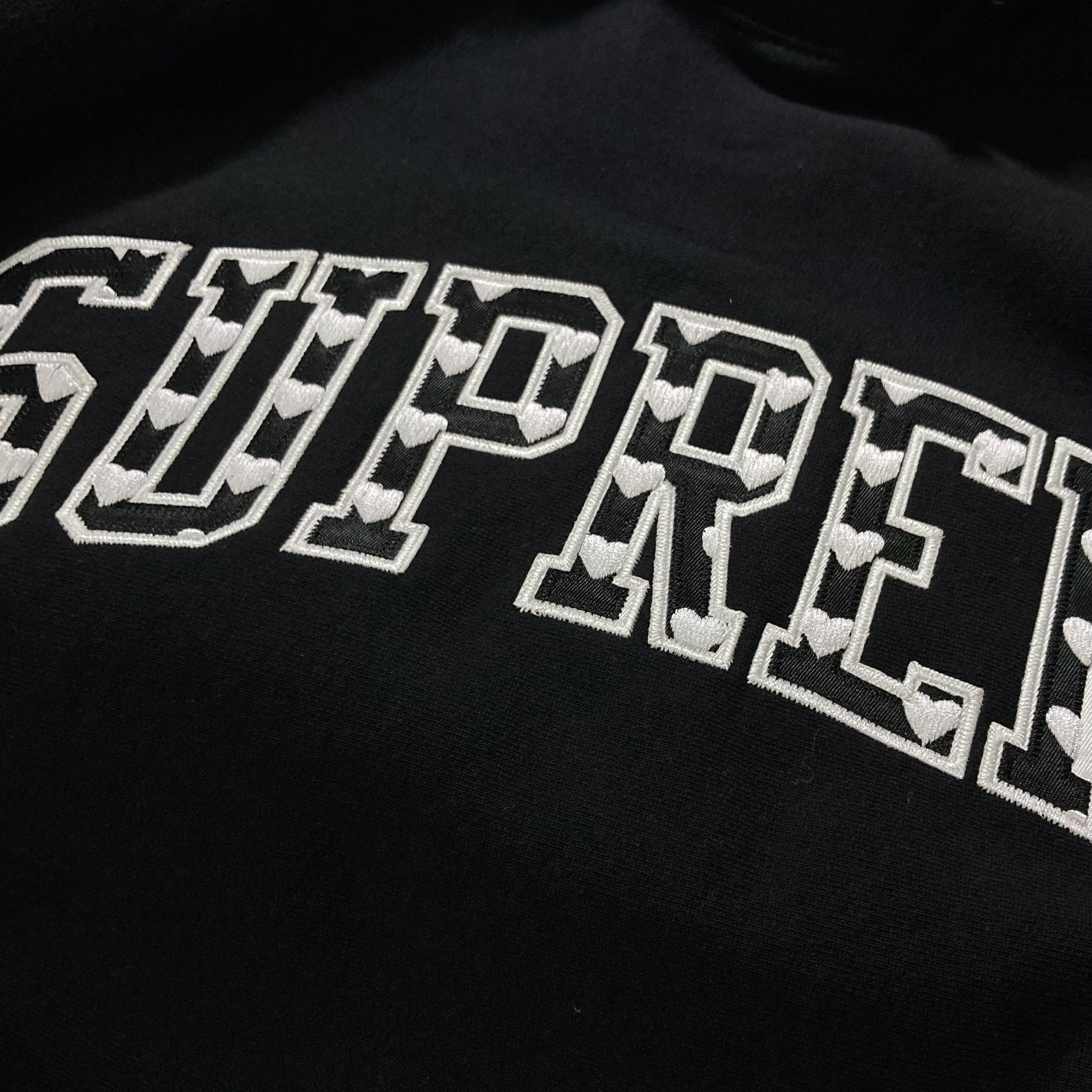 Supreme Hearts Arc Hooded Sweatshirt Black - 21SS 착용 스타일 - 2