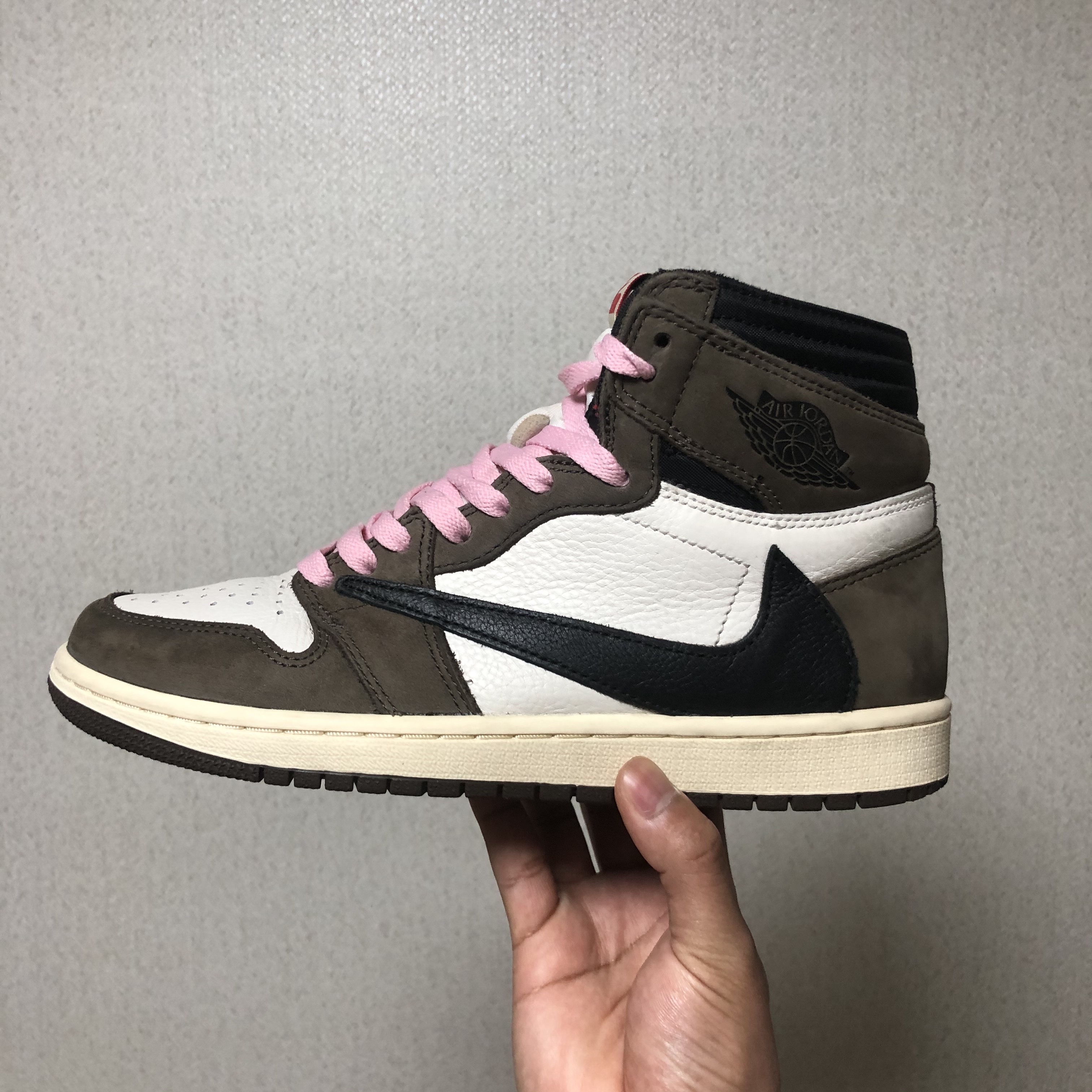 Jordan 1 x Travis Scott Retro High OG SP Mocha 착용 스타일 - 1