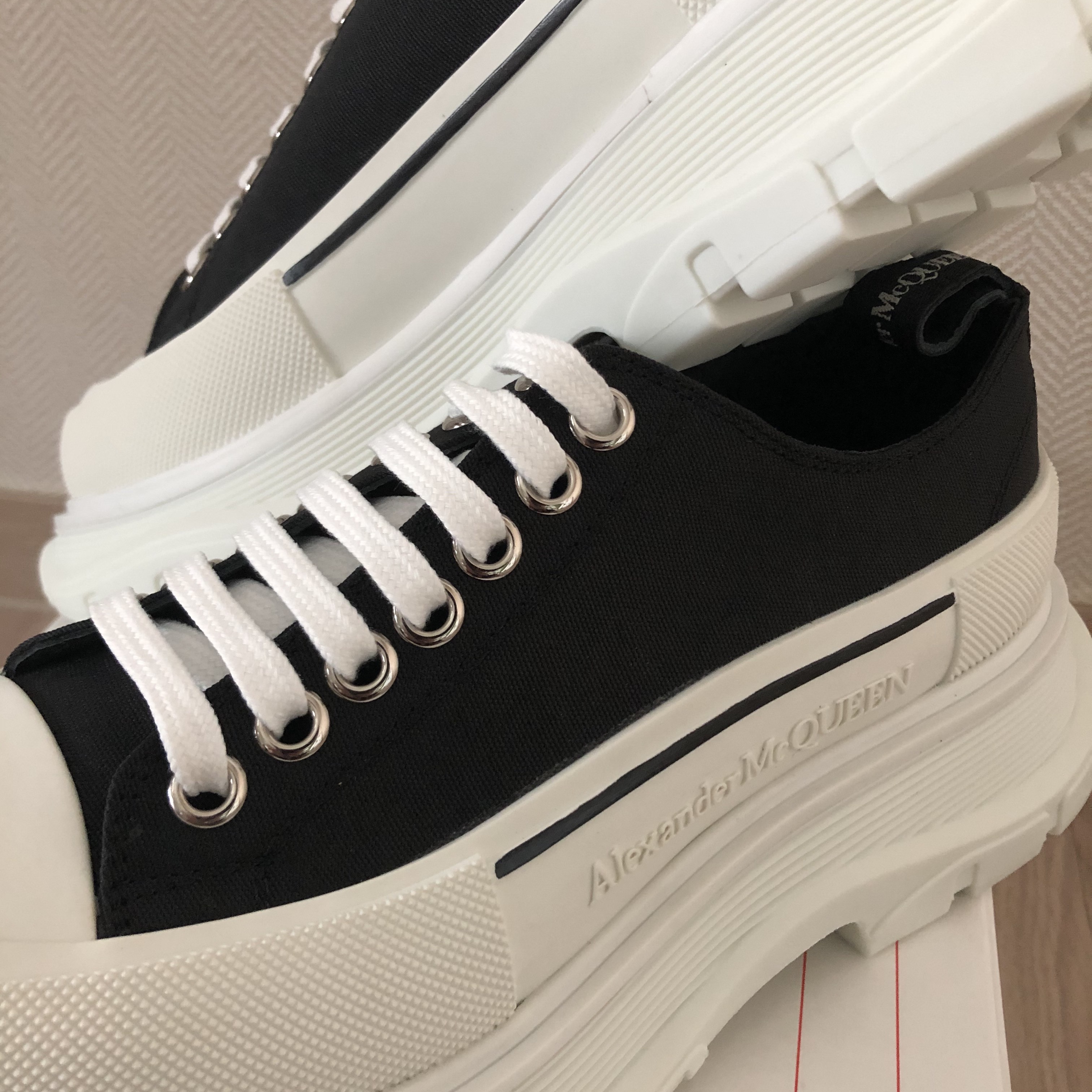 Alexander McQueen Tread Slick Lace Up Black White 착용 스타일 - 4