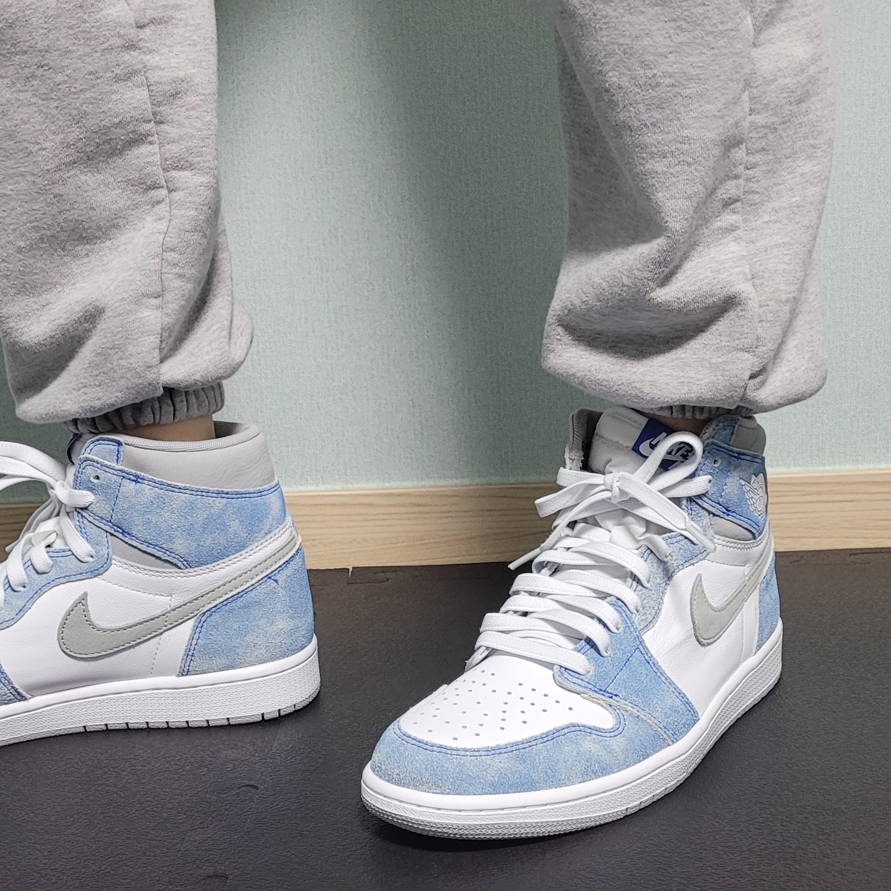 Jordan 1 Retro High OG Hyper Royal 착용 스타일 - 1