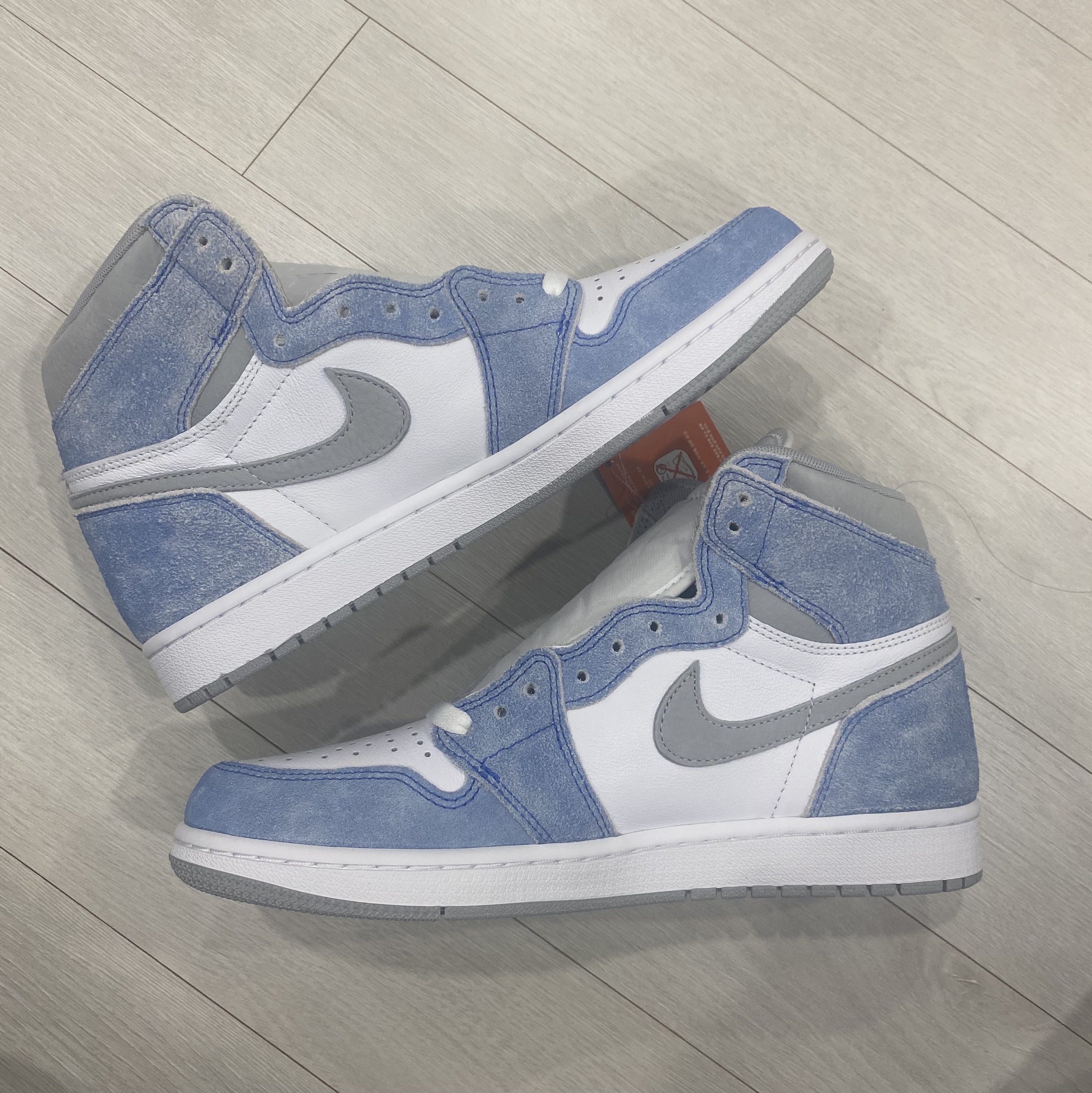 Jordan 1 Retro High OG Hyper Royal 착용 스타일 - 3