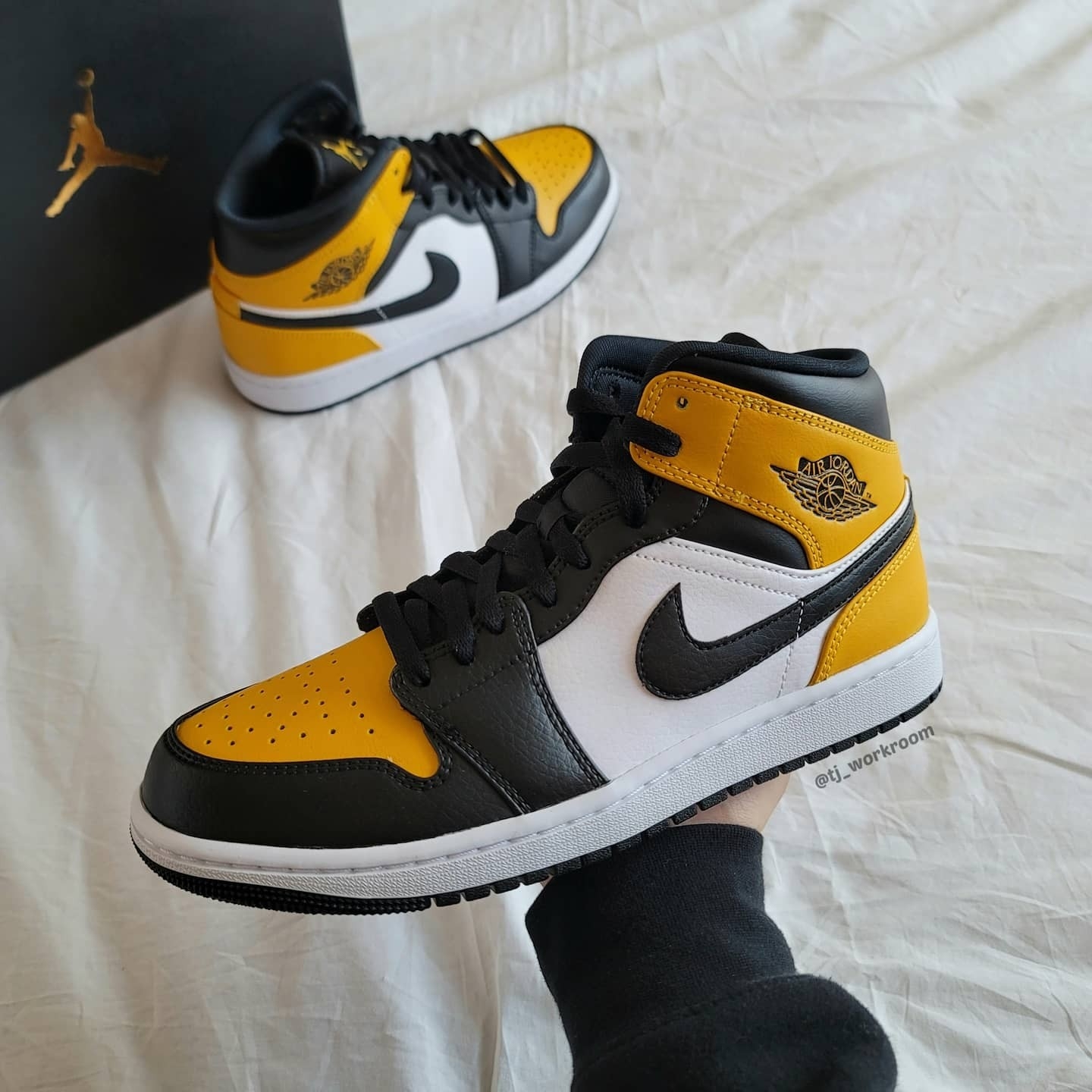 Jordan 1 Mid White University Gold 착용 스타일 - 1