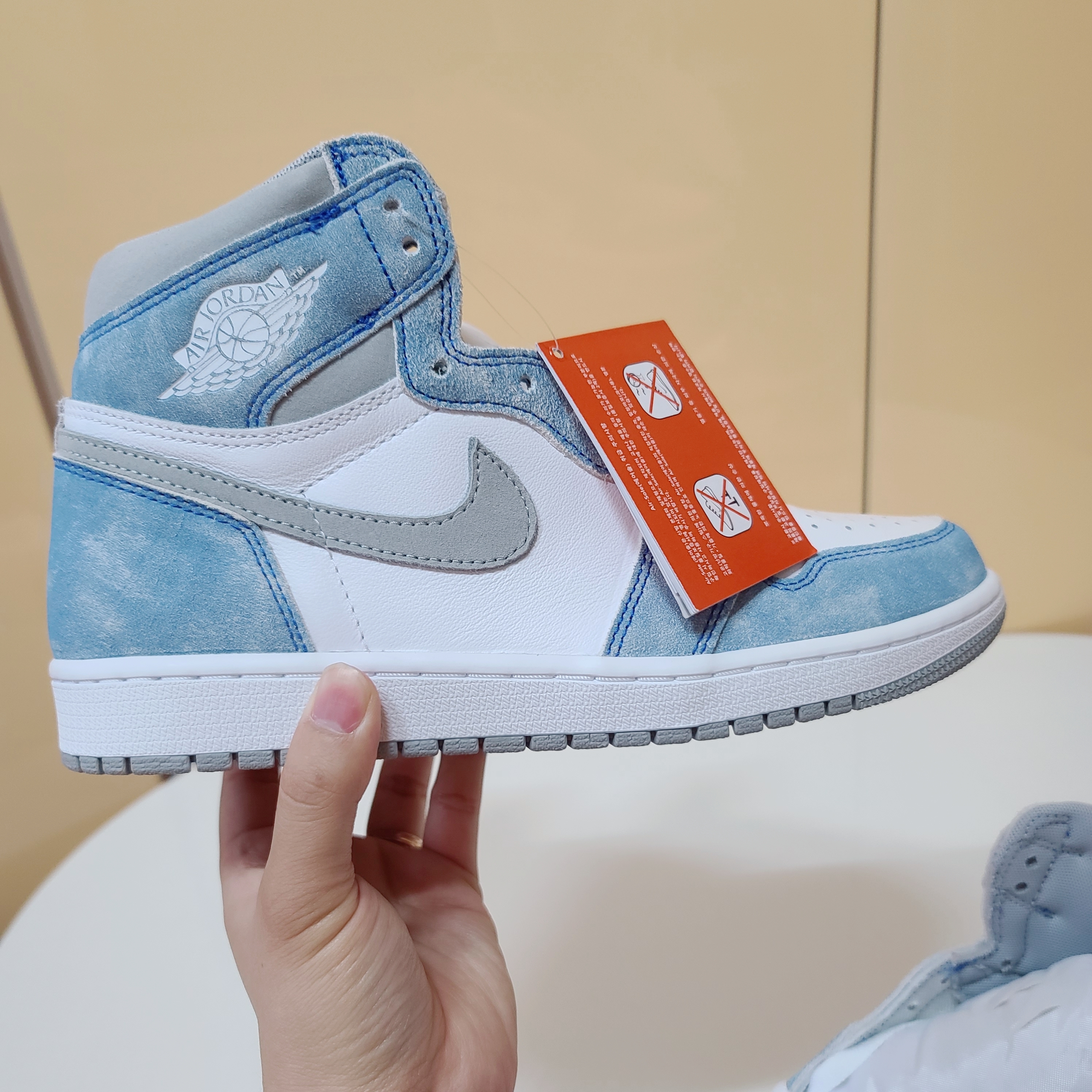 Jordan 1 Retro High OG Hyper Royal 착용 스타일 - 2