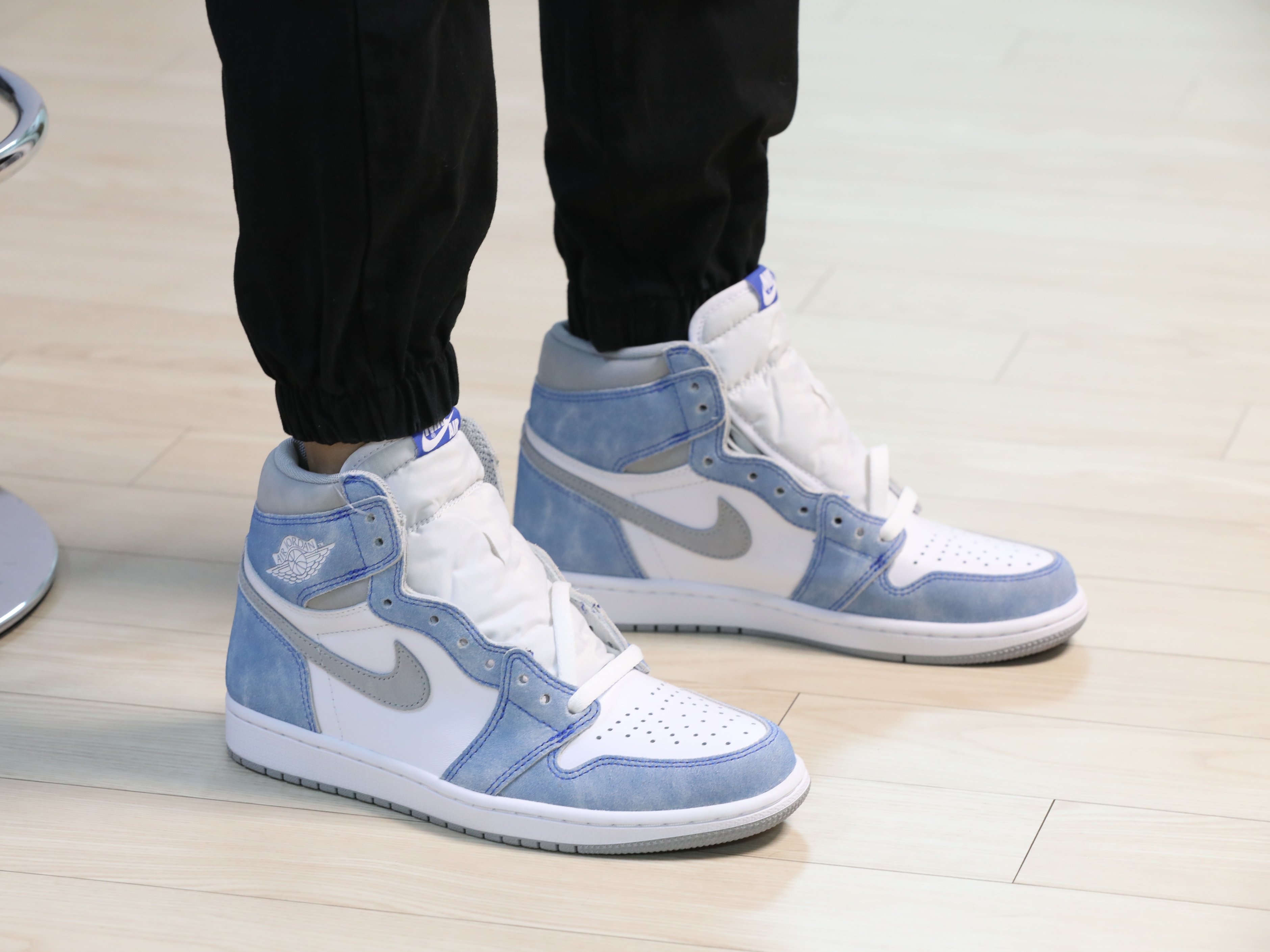Jordan 1 Retro High OG Hyper Royal 착용 스타일 - 1