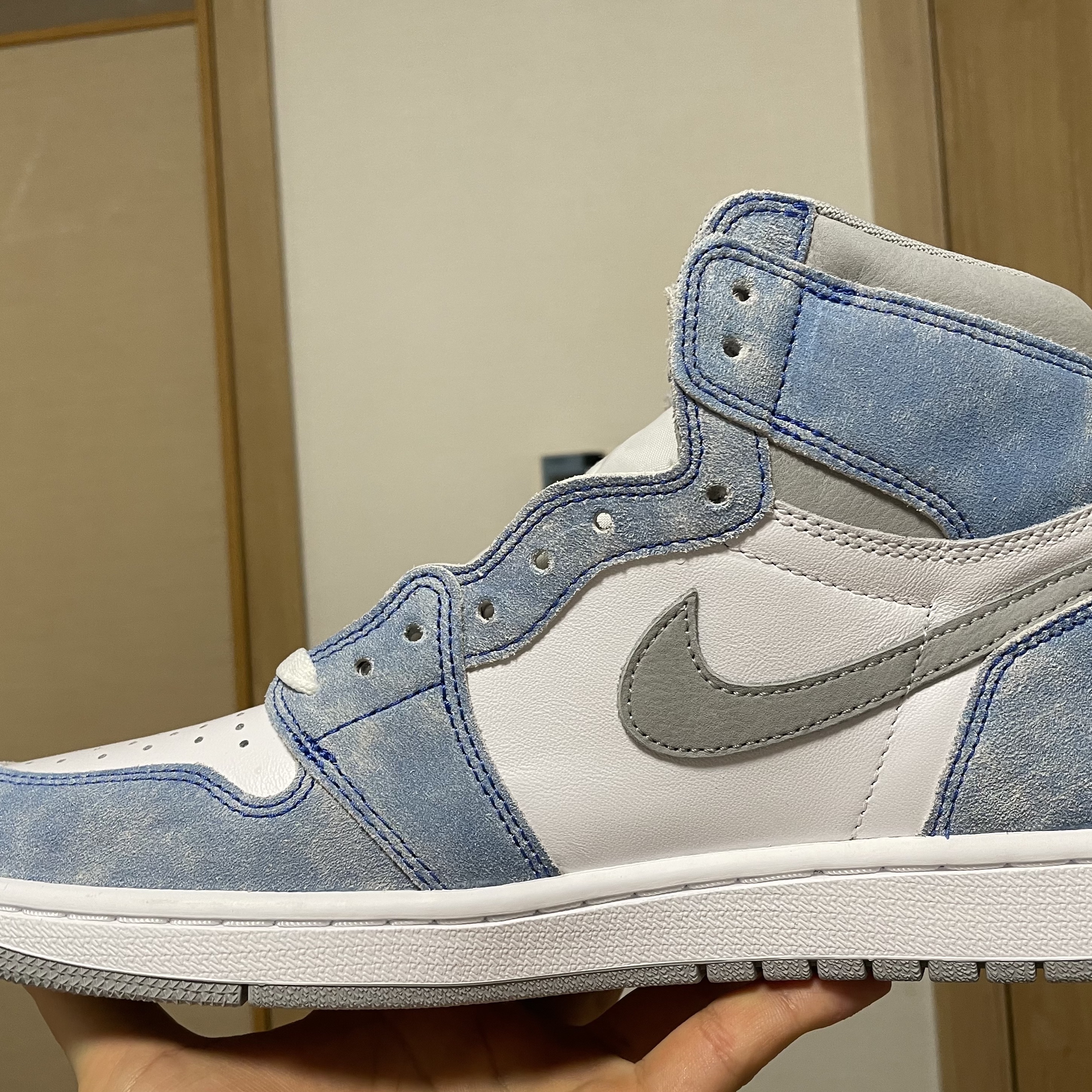 Jordan 1 Retro High OG Hyper Royal 착용 스타일 - 1