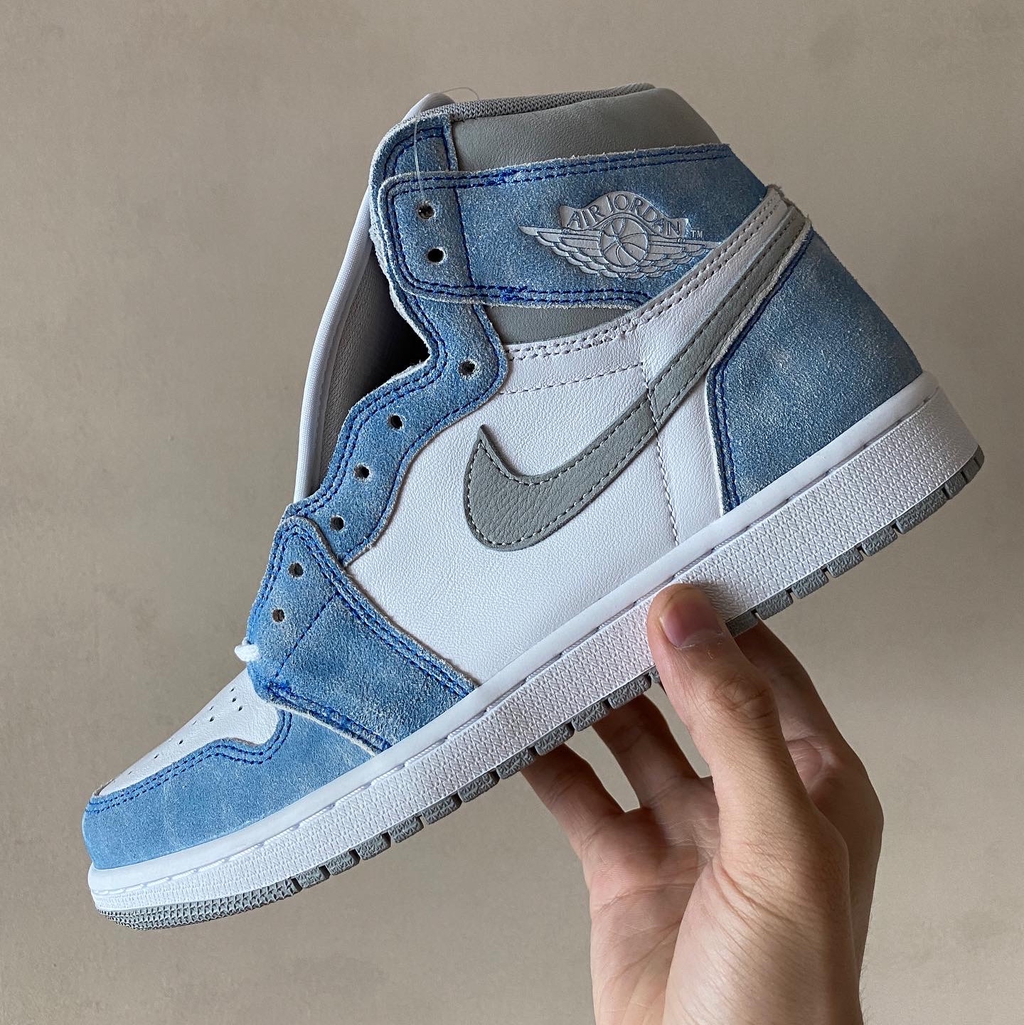 Jordan 1 Retro High OG Hyper Royal 착용 스타일 - 1