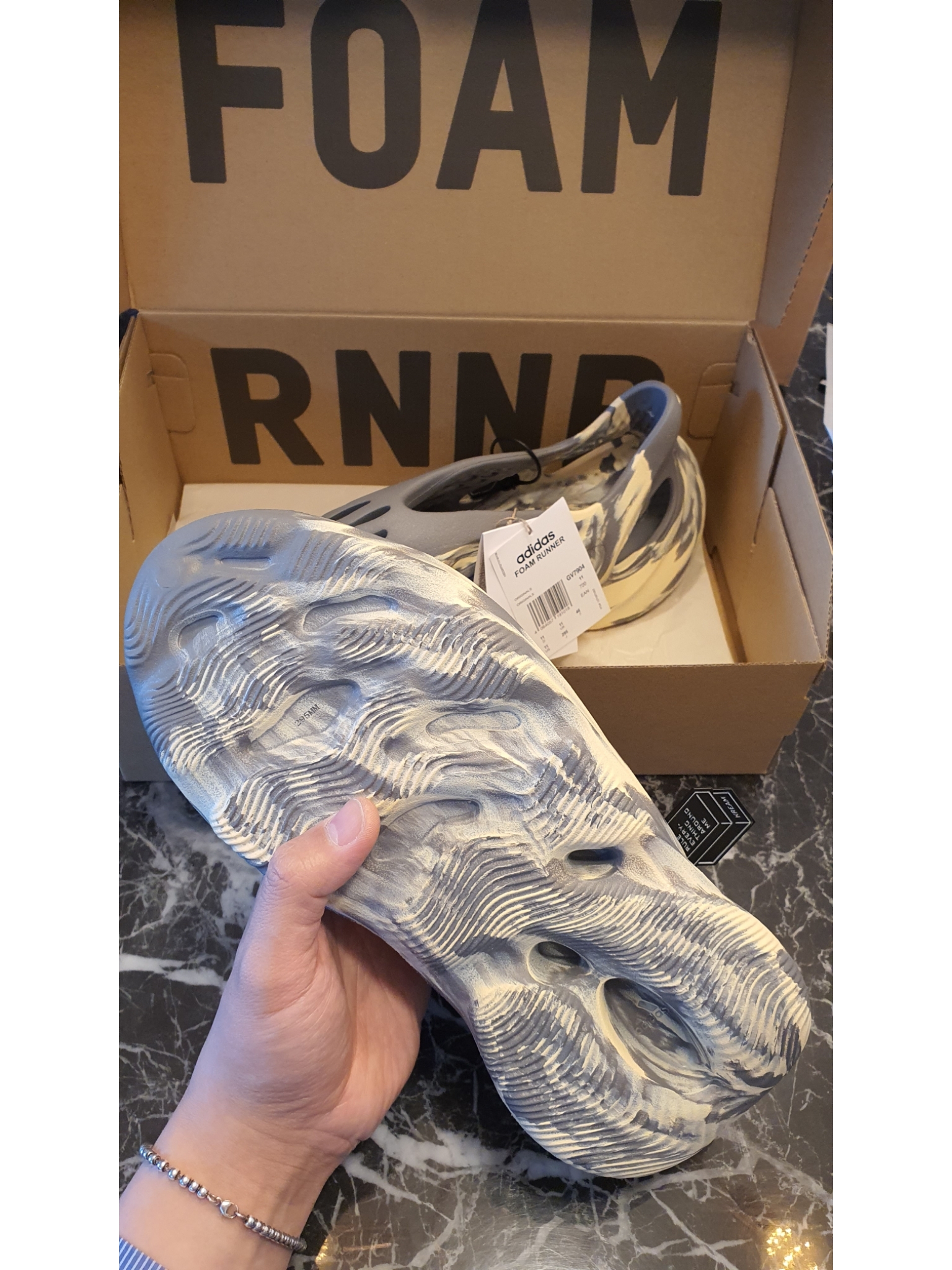 Adidas Yeezy Foam RNNR MXT Moon Gray 착용 스타일 - 2