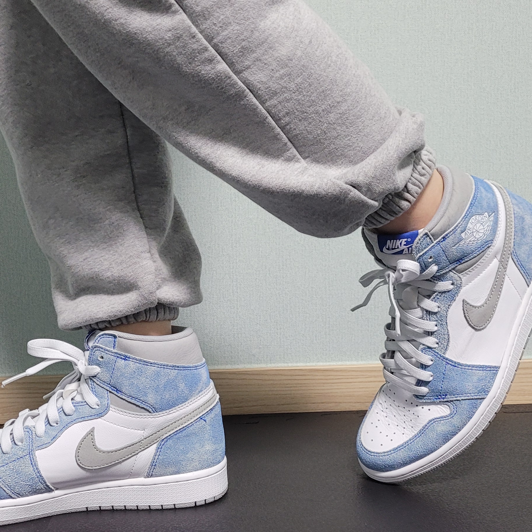Jordan 1 Retro High OG Hyper Royal 착용 스타일 - 2