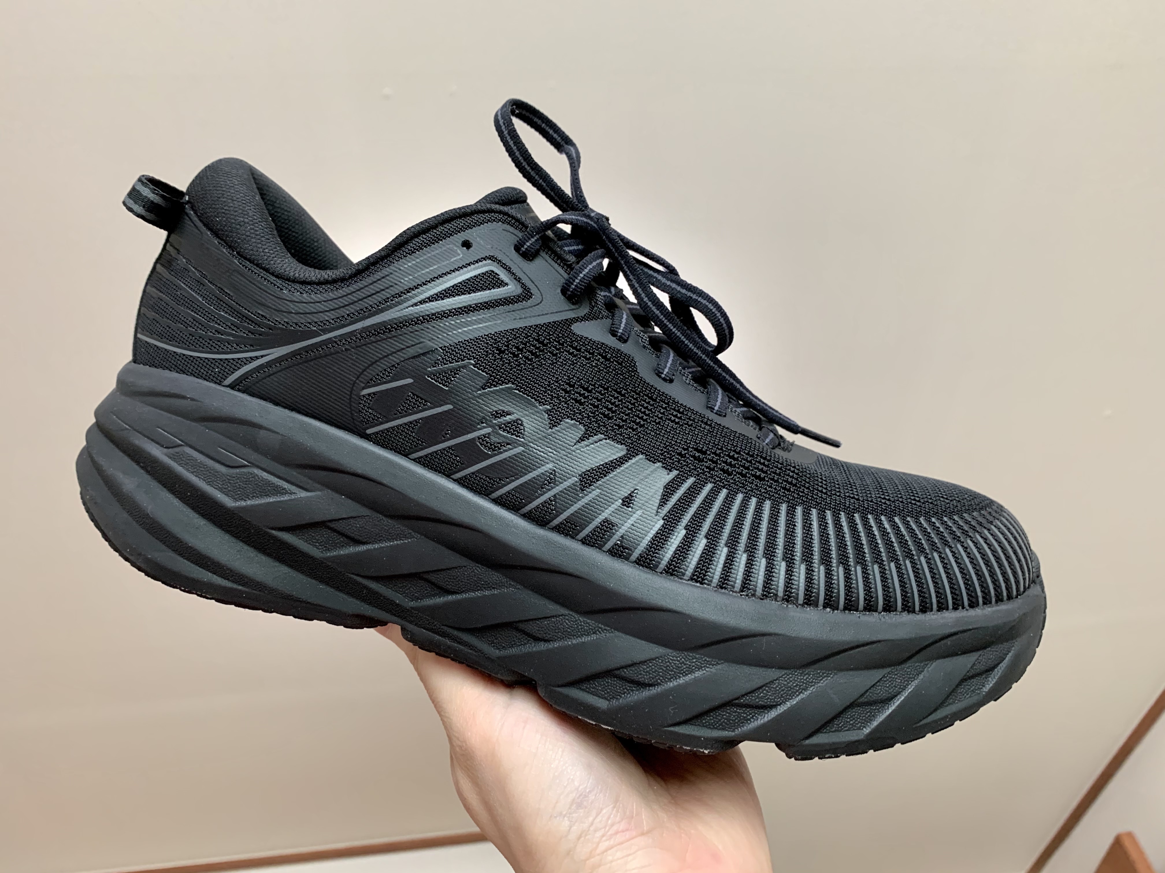 Hoka Bondi 7 Black - Wide 착용 스타일 - 1