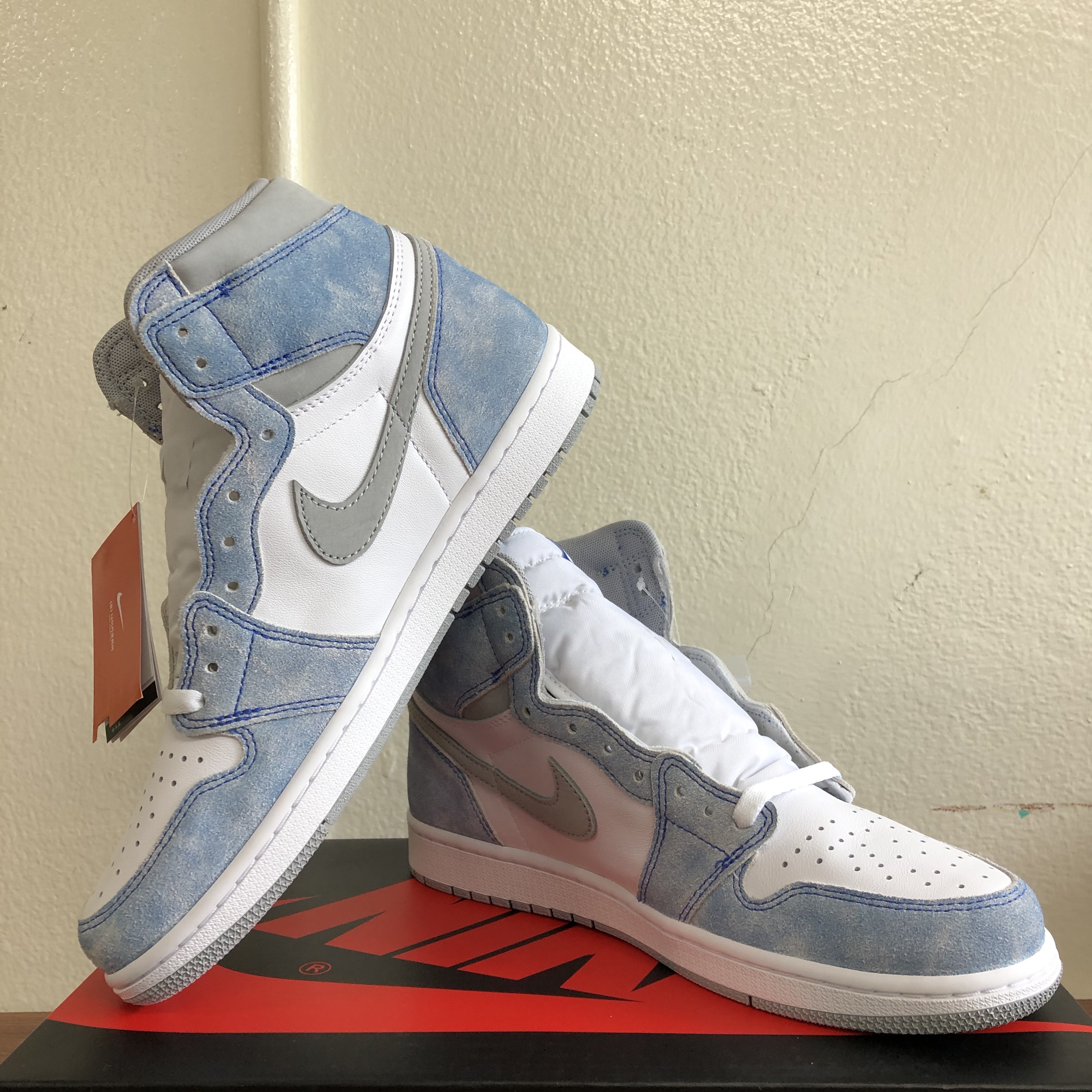 Jordan 1 Retro High OG Hyper Royal 착용 스타일