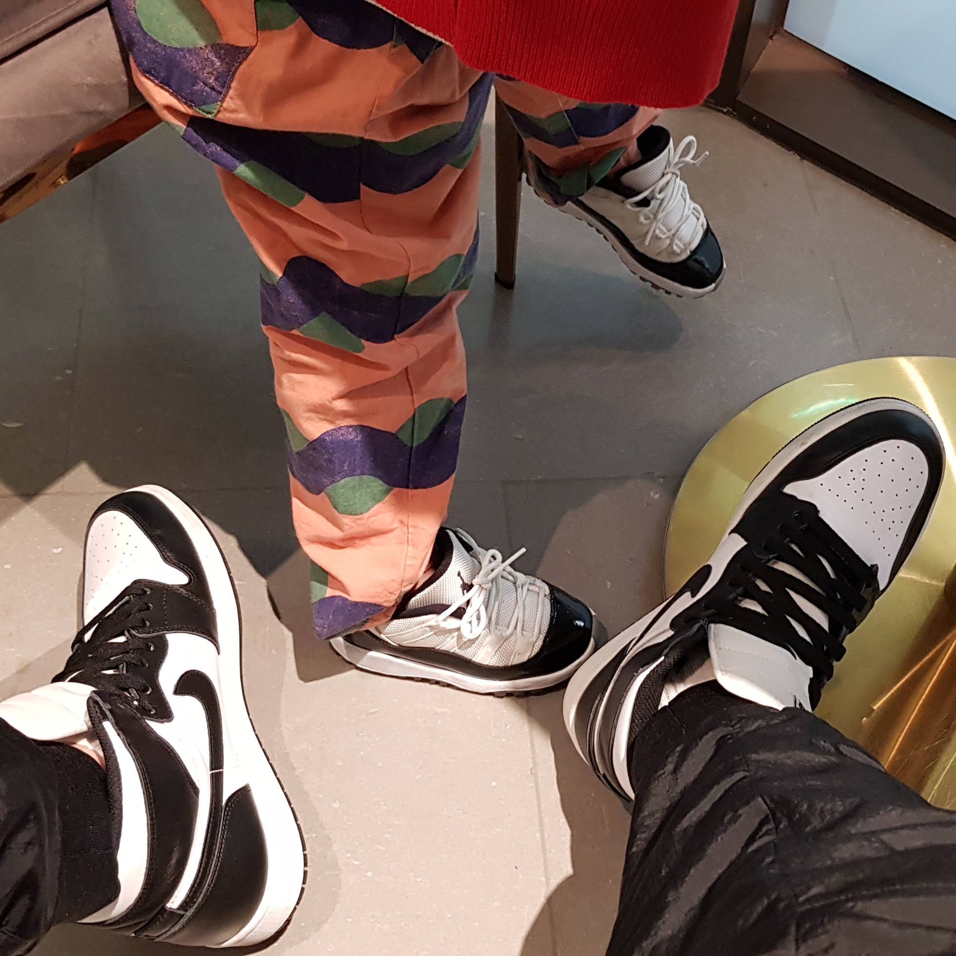 Jordan 1 Retro High OG Black White 2014, (TD) Jordan 11 Retro Low Iridescent 착용 스타일