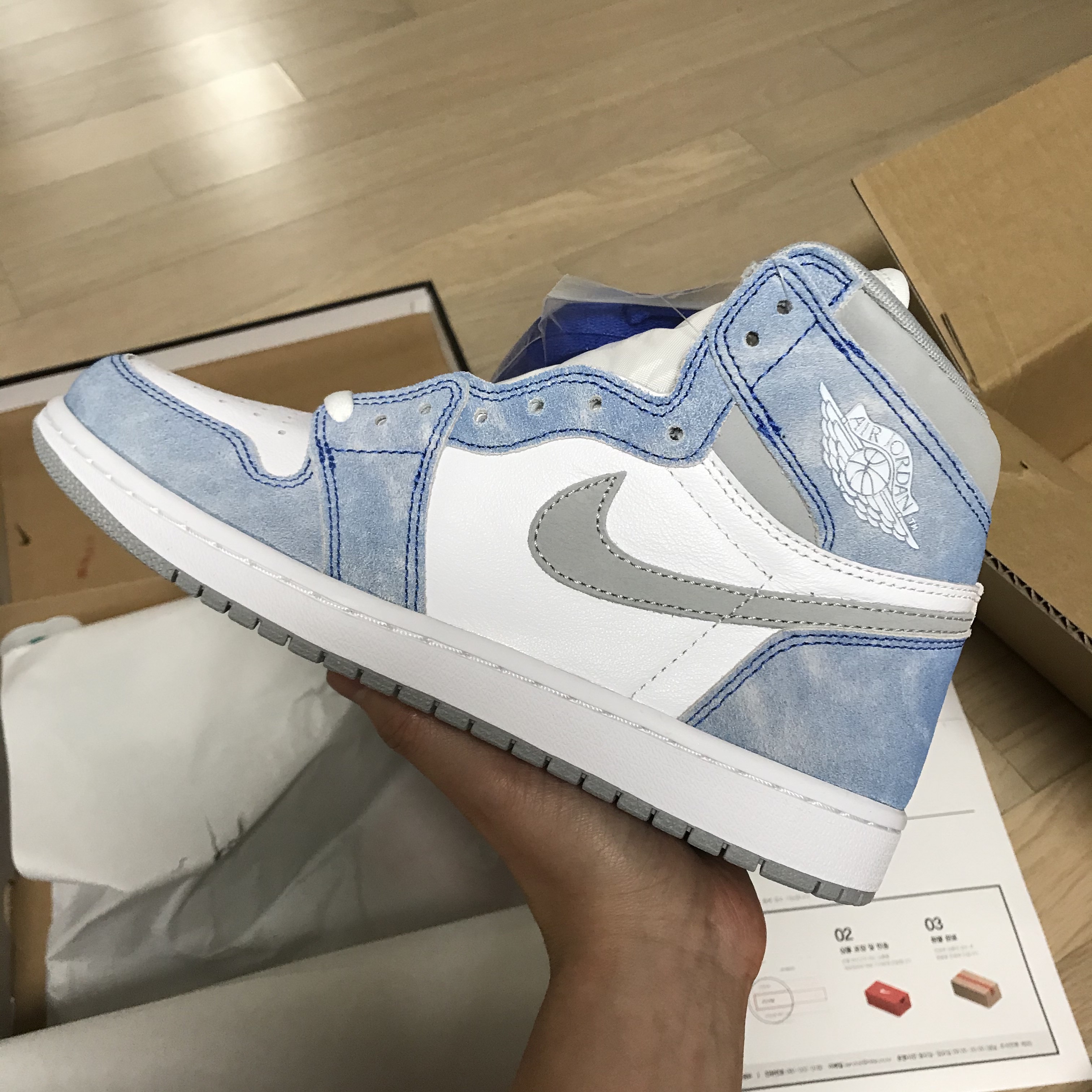 Jordan 1 Retro High OG Hyper Royal 착용 스타일