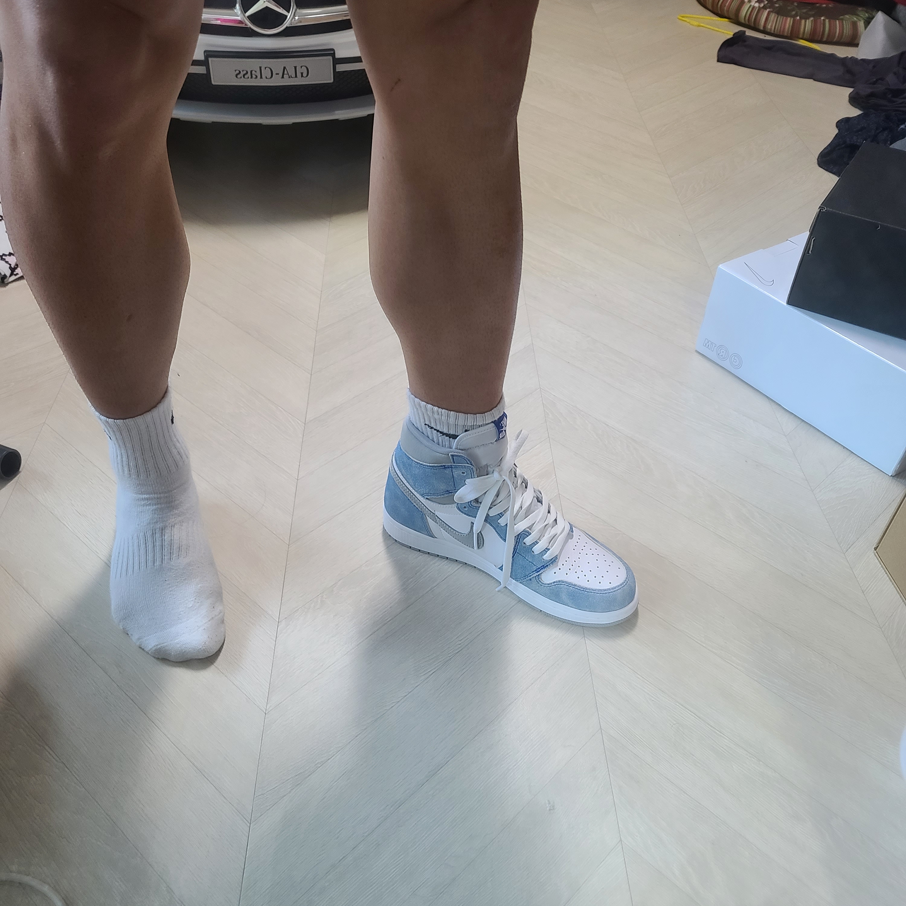 Jordan 1 Retro High OG Hyper Royal 착용 스타일 - 2