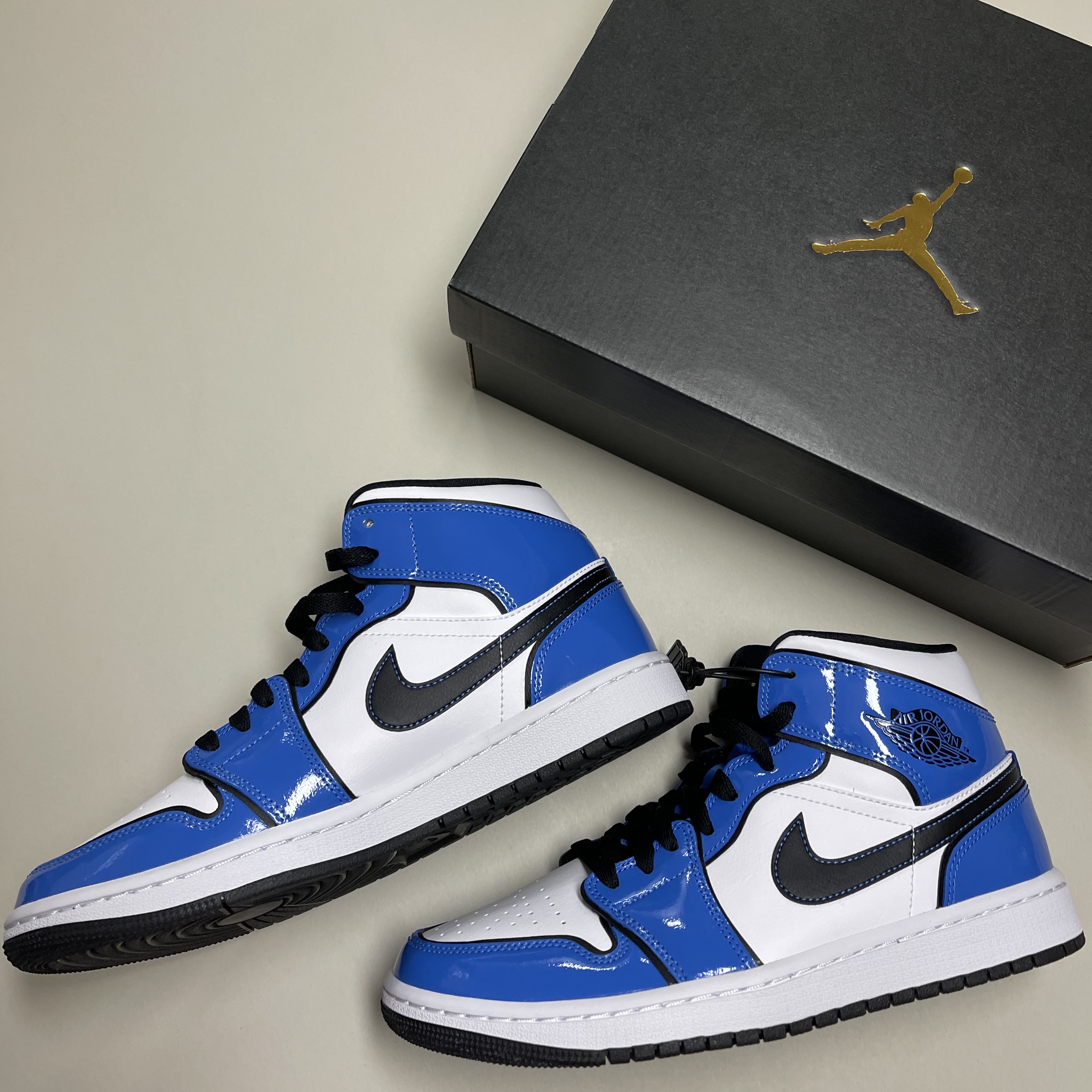 Jordan 1 Mid SE Signal Blue 착용 스타일