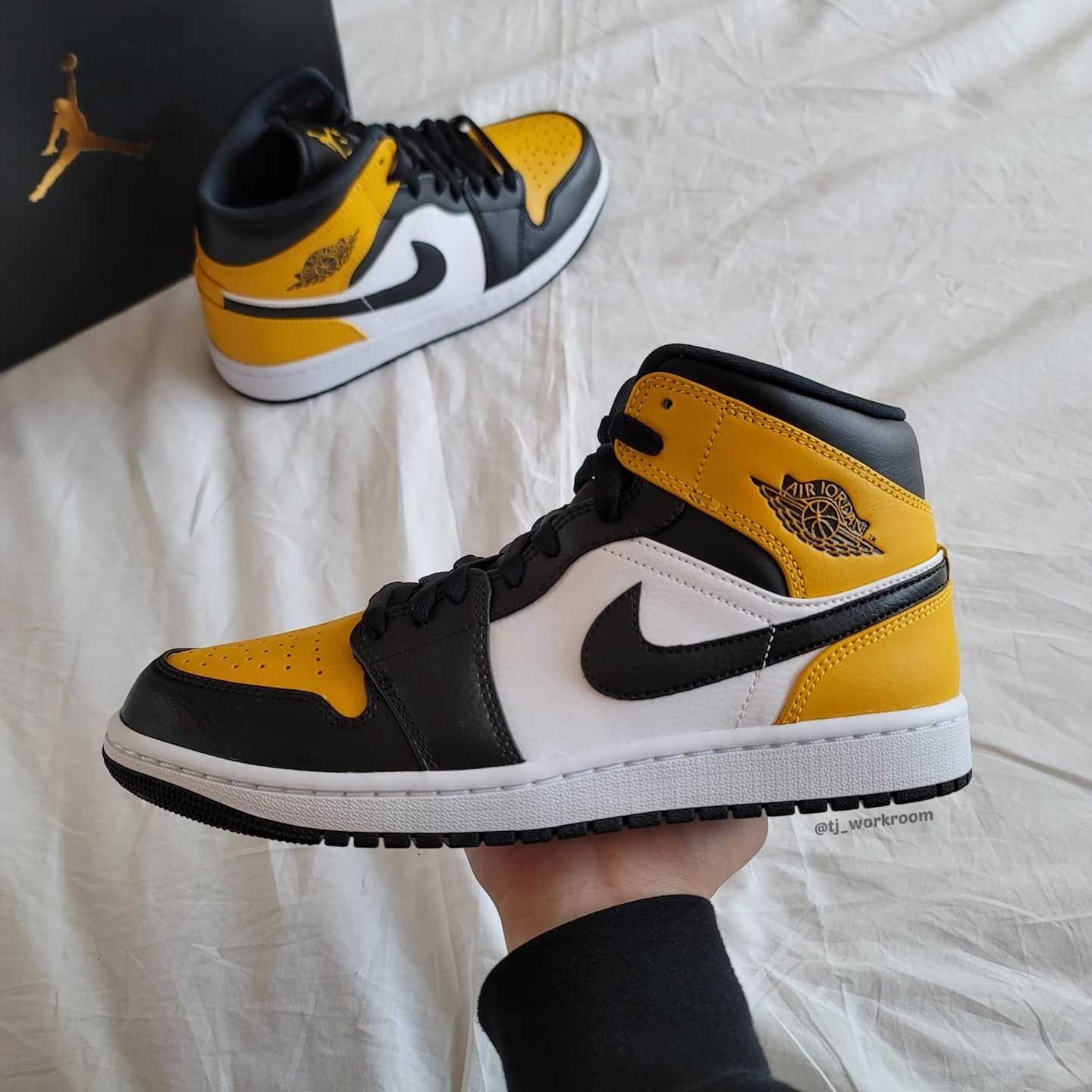 Jordan 1 Mid White University Gold 착용 스타일 - 3