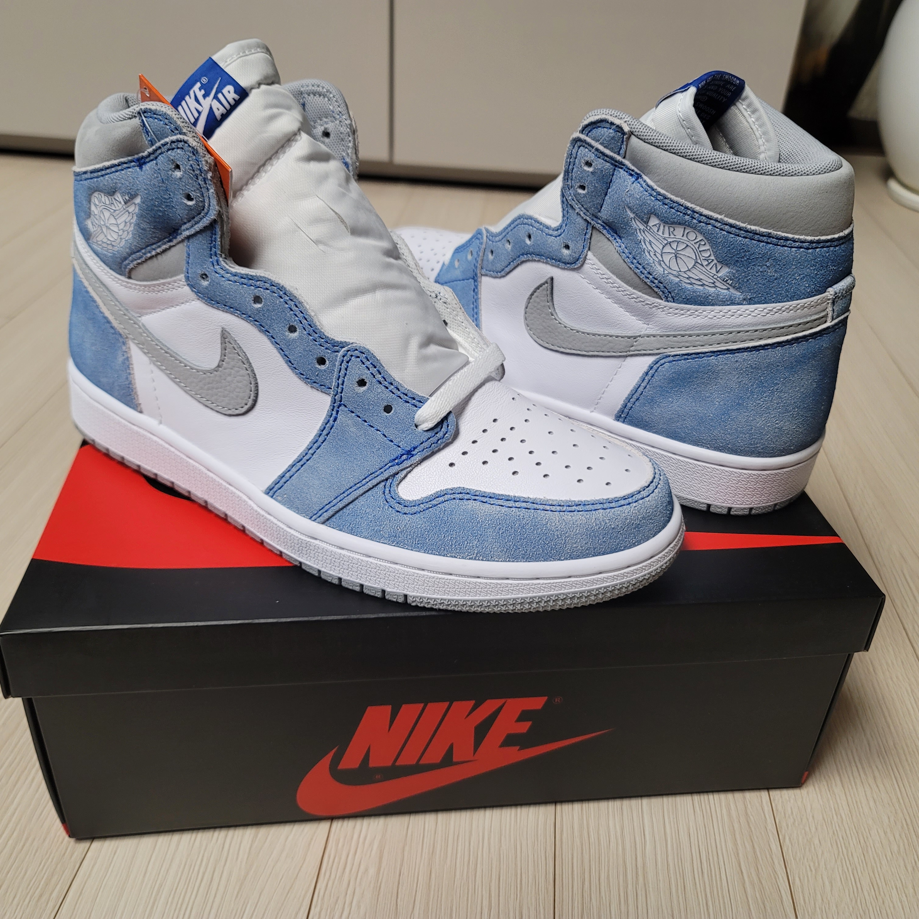Jordan 1 Retro High OG Hyper Royal 착용 스타일