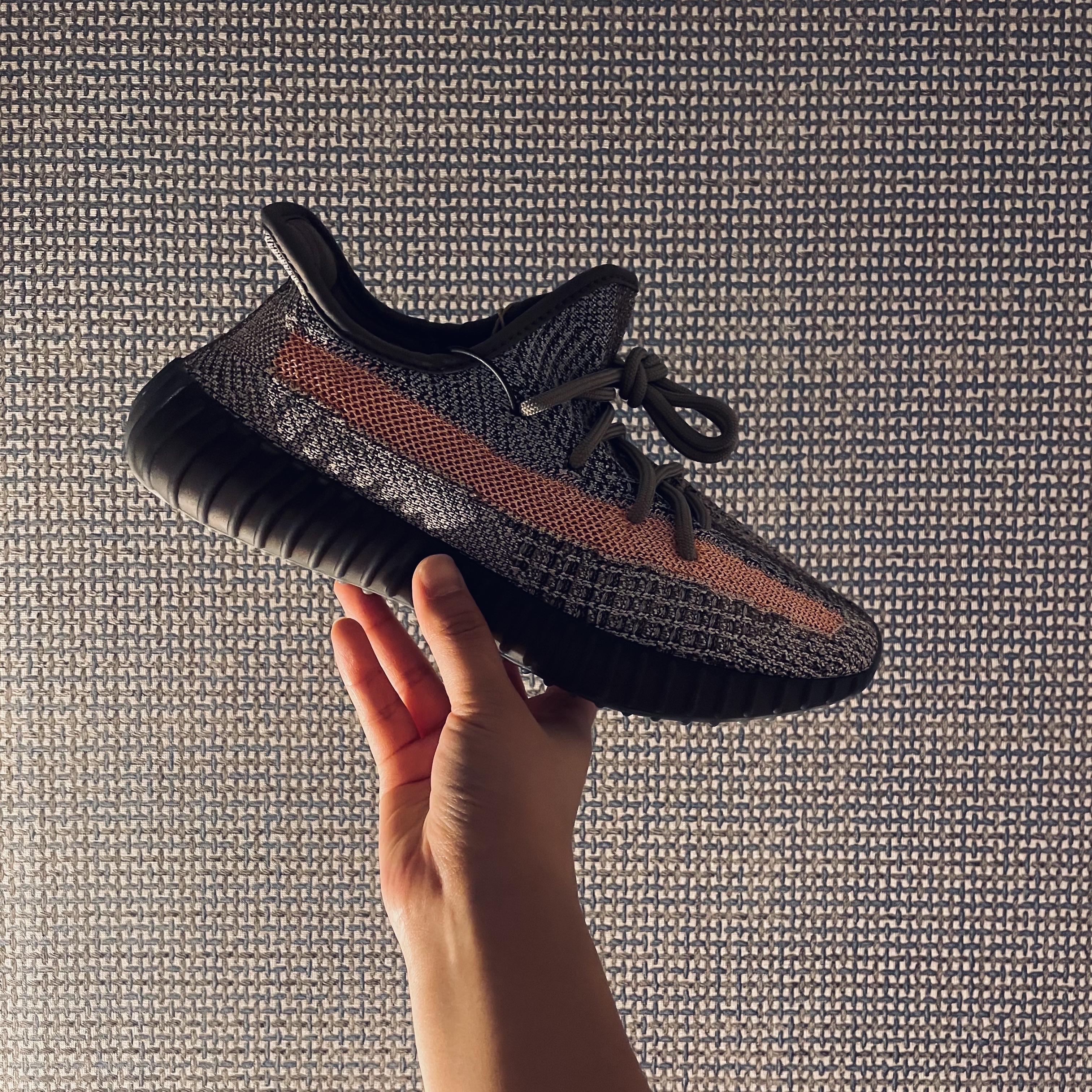Adidas Yeezy Boost 350 V2 Ash Stone 착용 스타일 - 2