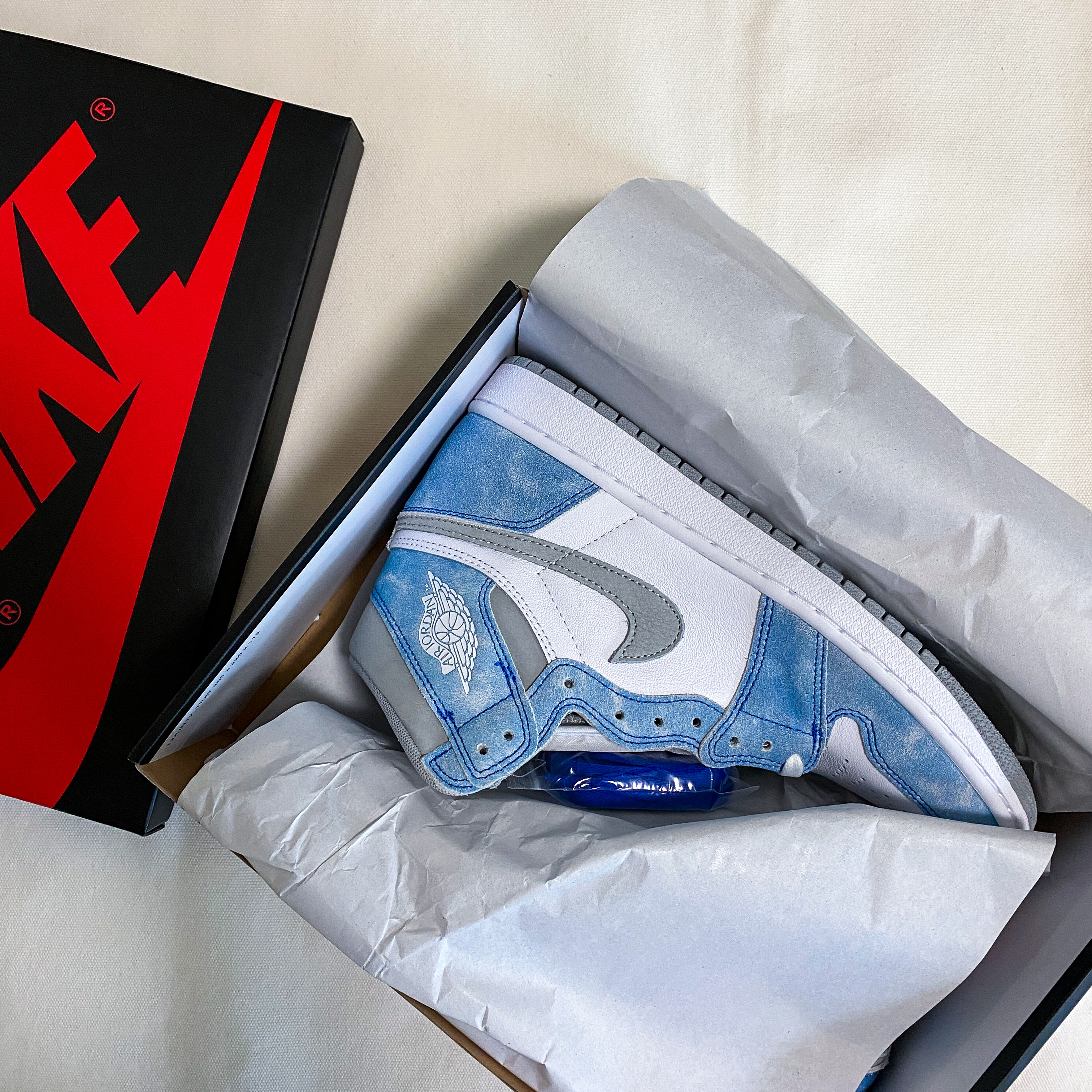Jordan 1 Retro High OG Hyper Royal 착용 스타일