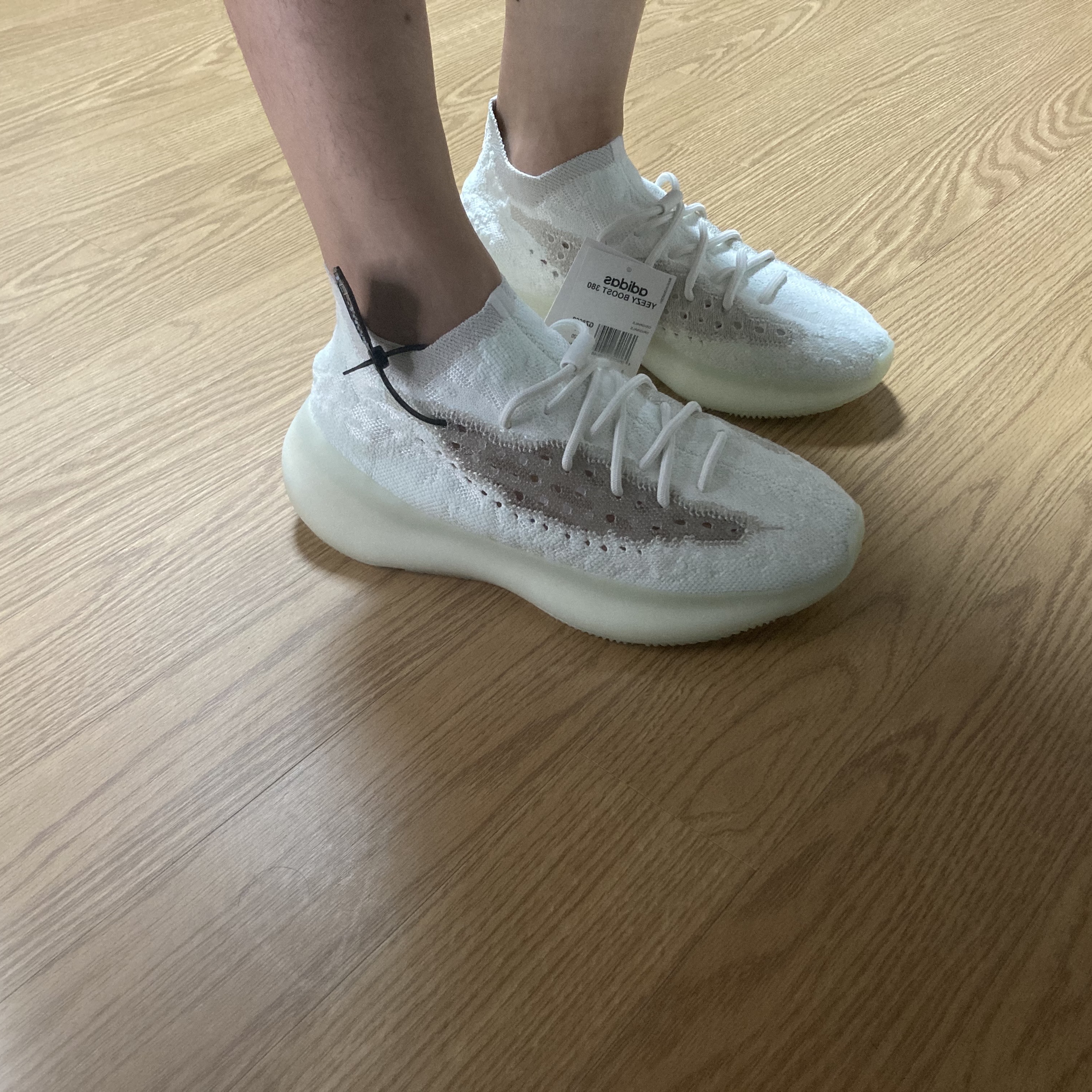 Adidas Yeezy Boost 380 Calcite Glow 착용 스타일