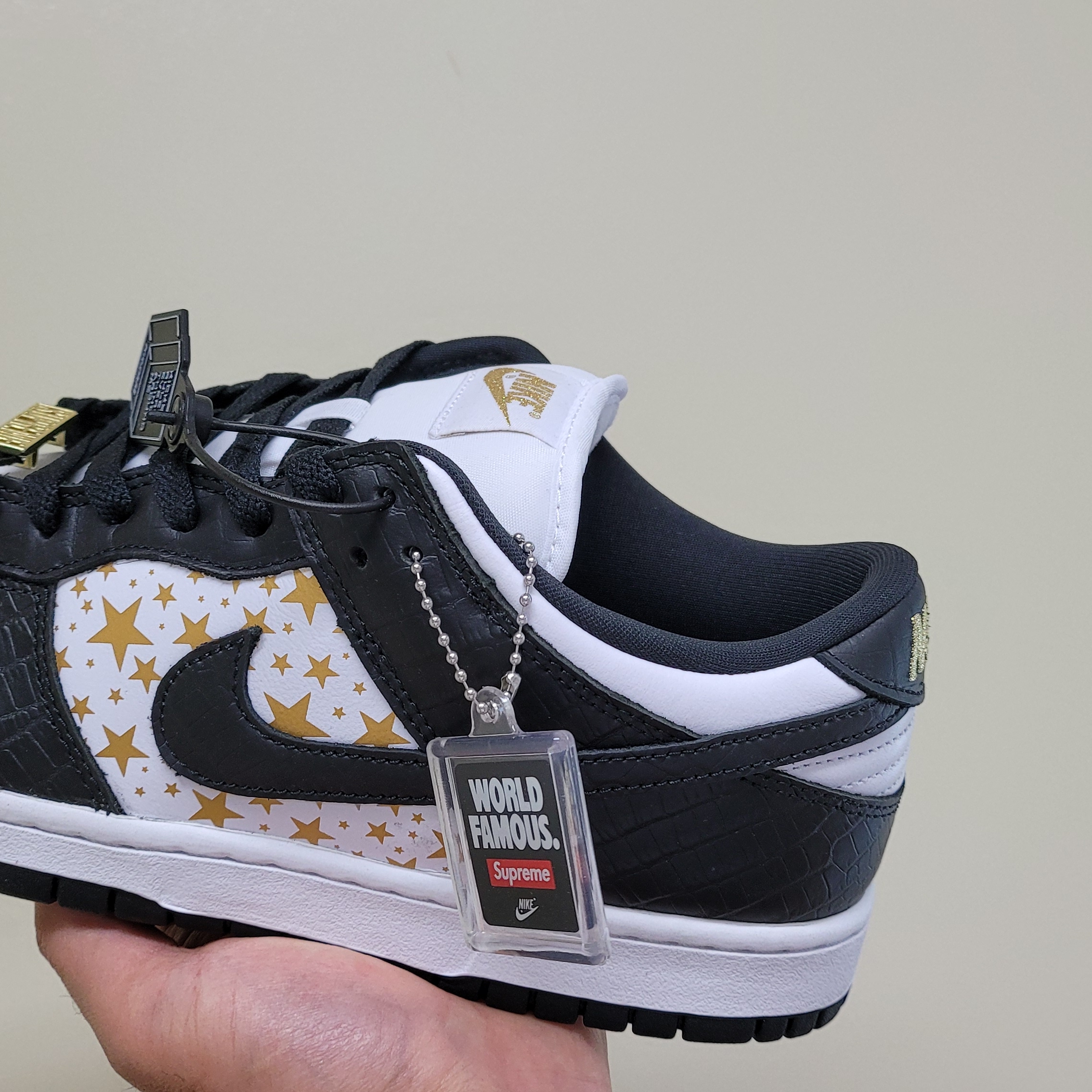 Nike x Supreme SB Dunk Low Black 착용 스타일 - 1