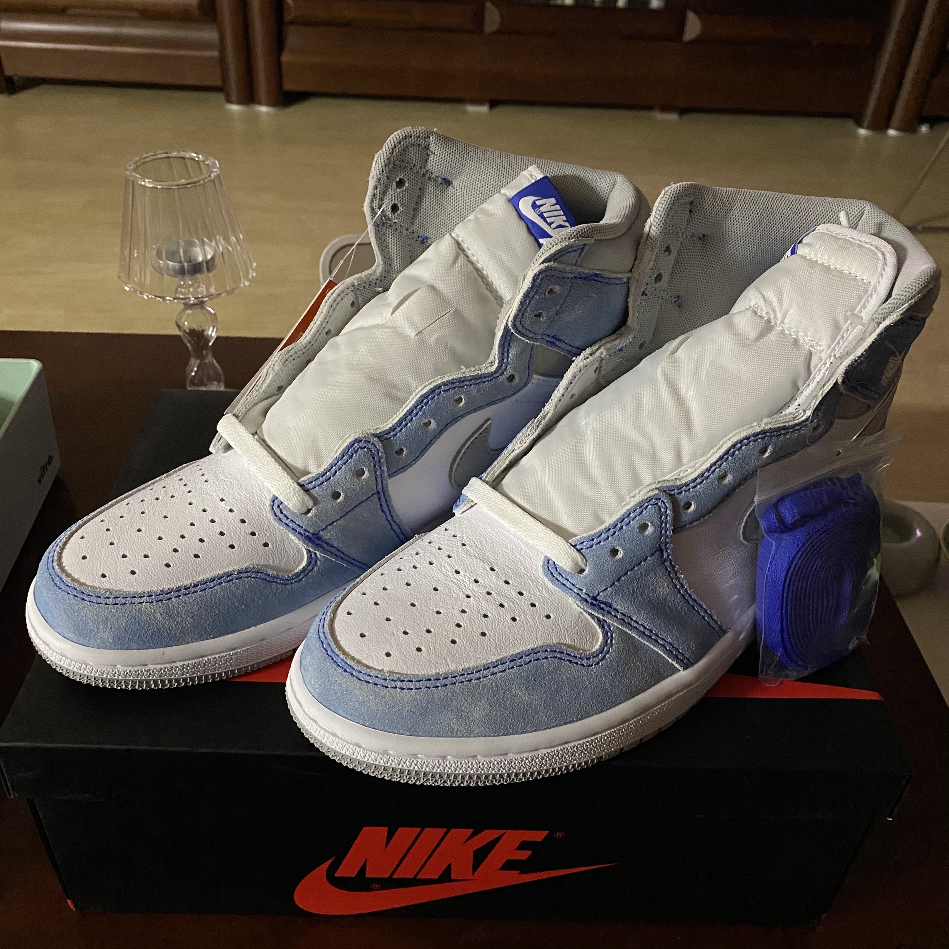 Jordan 1 Retro High OG Hyper Royal 착용 스타일