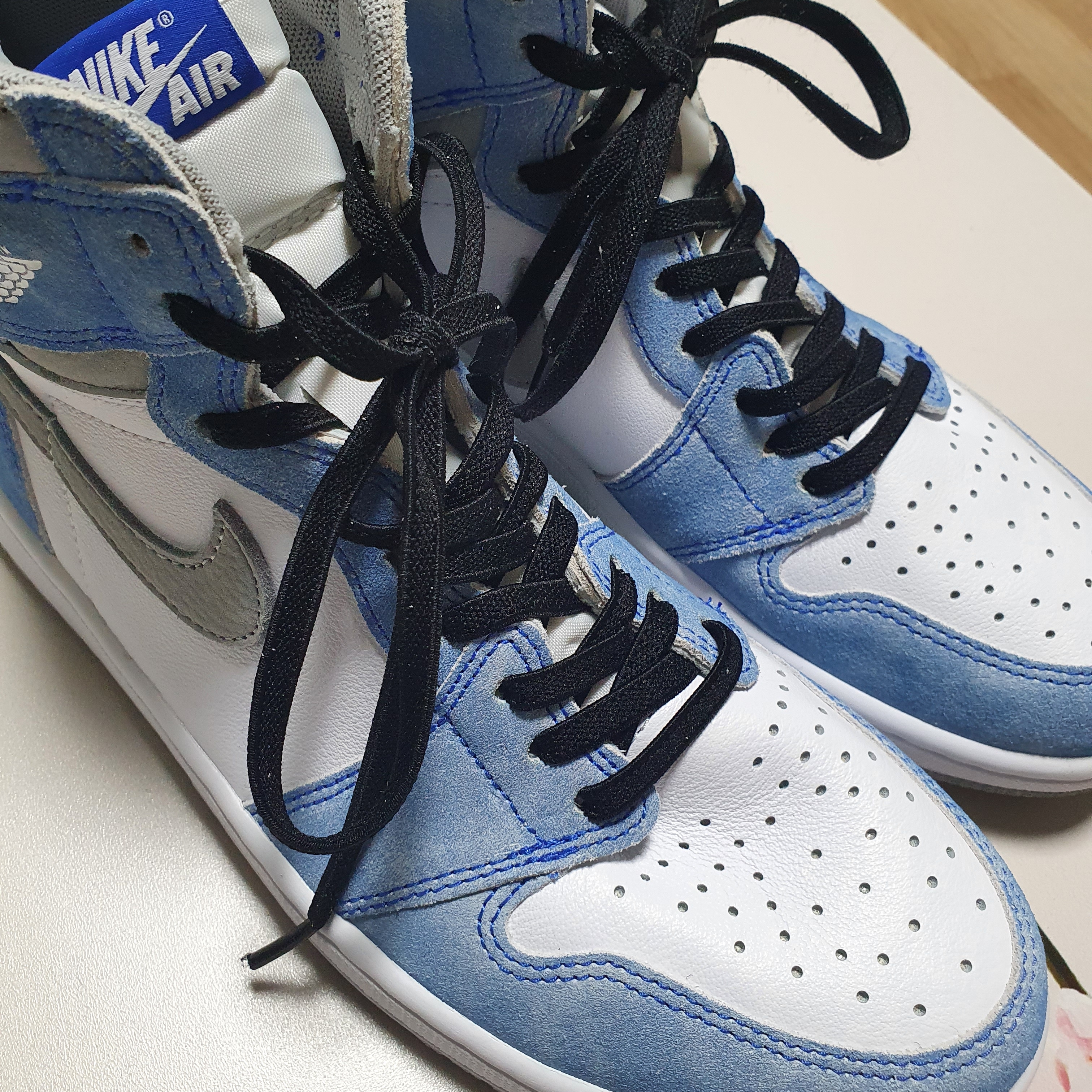 Jordan 1 Retro High OG Hyper Royal 착용 스타일