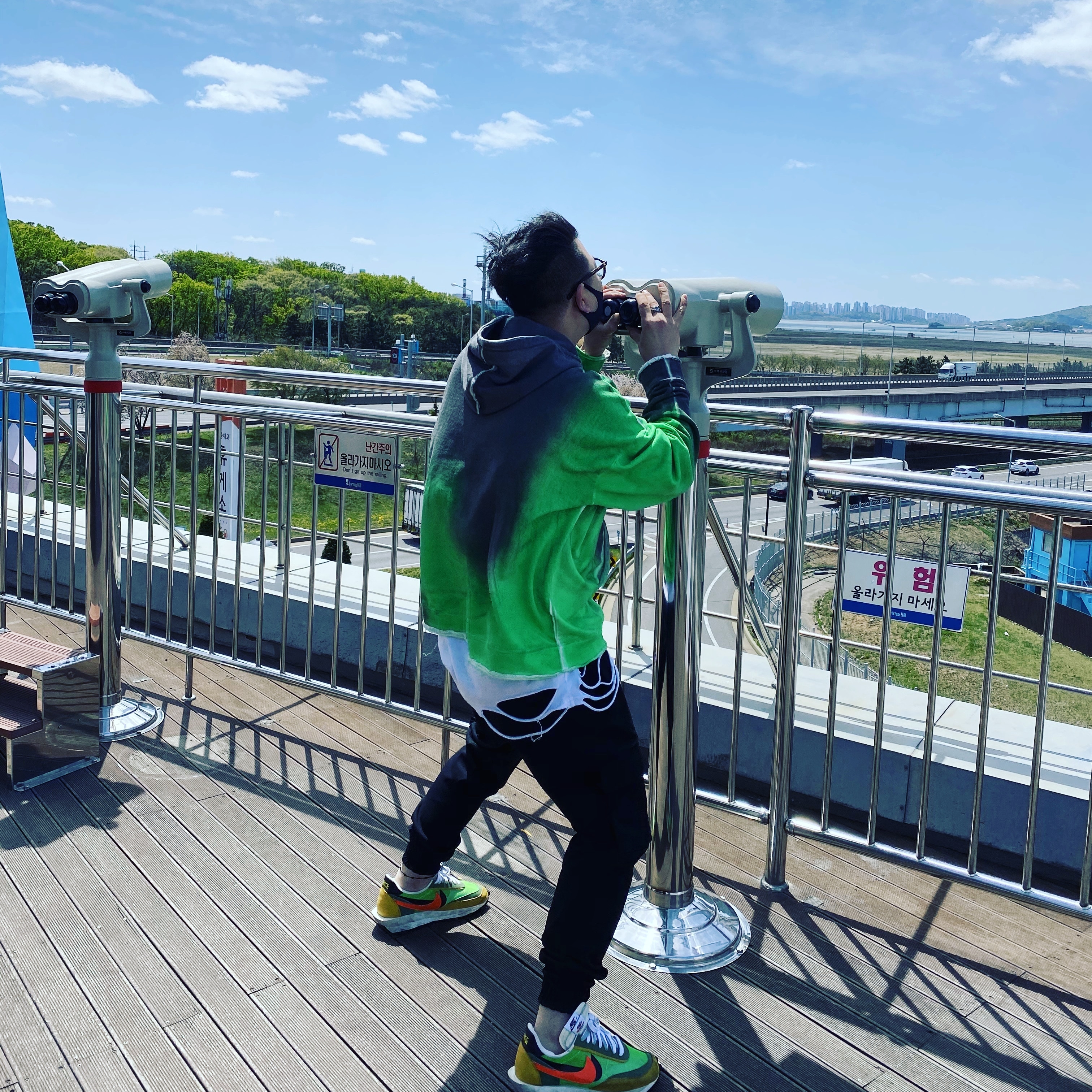 Nike x Sacai LDWaffle Green Multi 착용 스타일 - 1