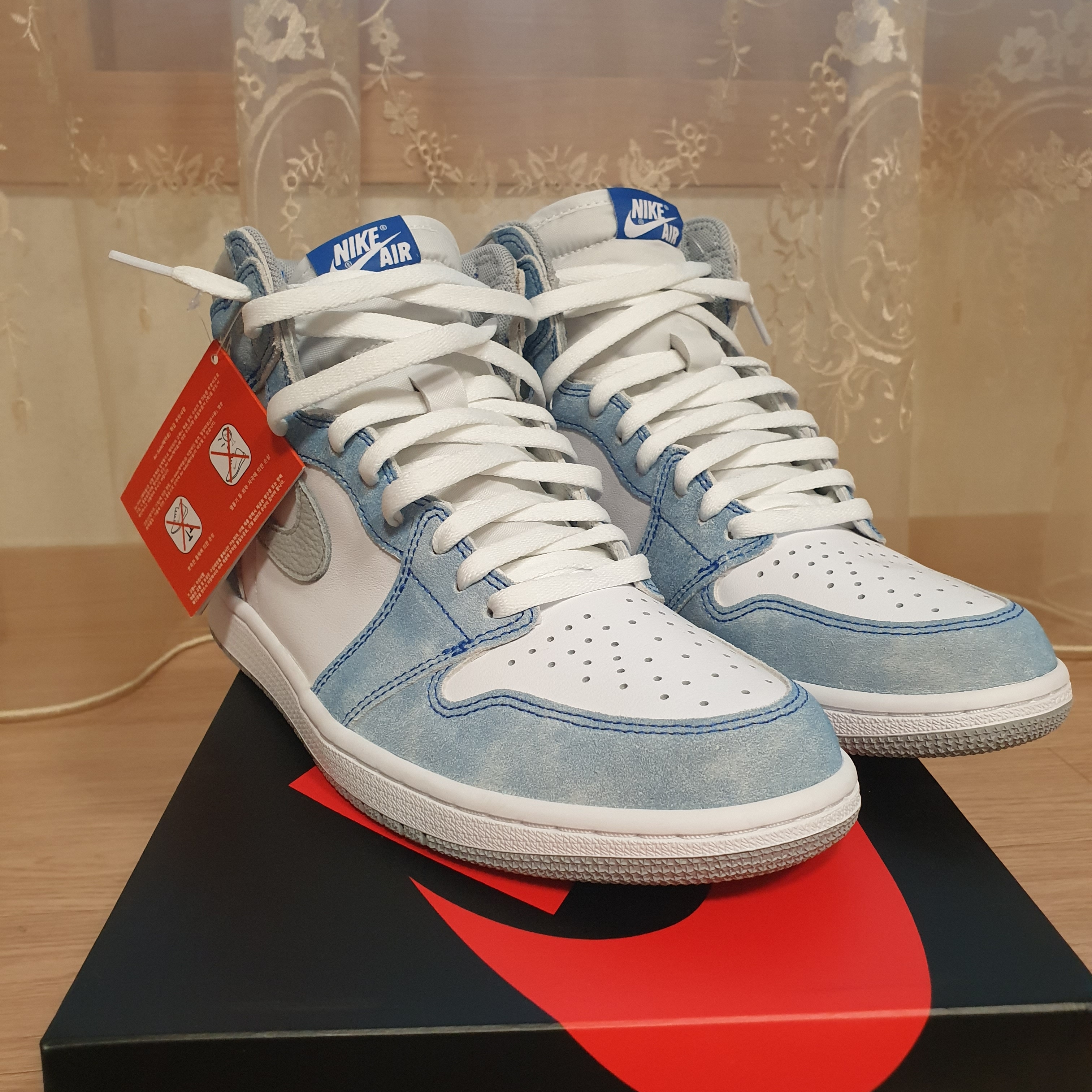 Jordan 1 Retro High OG Hyper Royal 착용 스타일 - 1