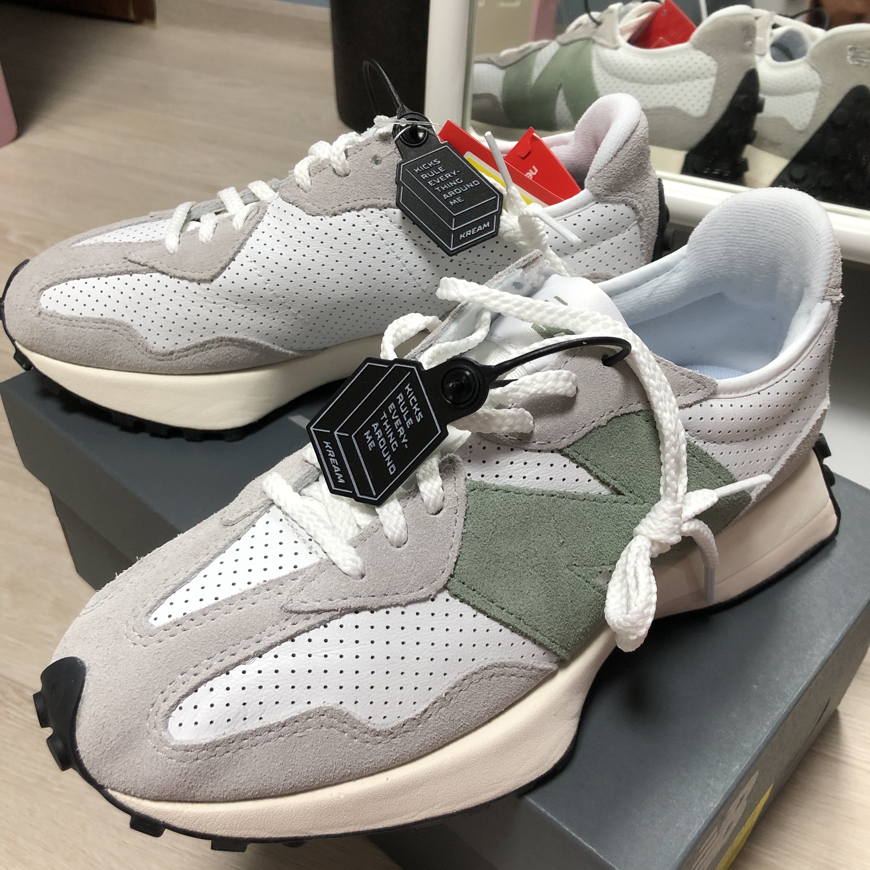 (W) New Balance 327 Grey Green - JD Sports Exclusive 착용 스타일 - 1