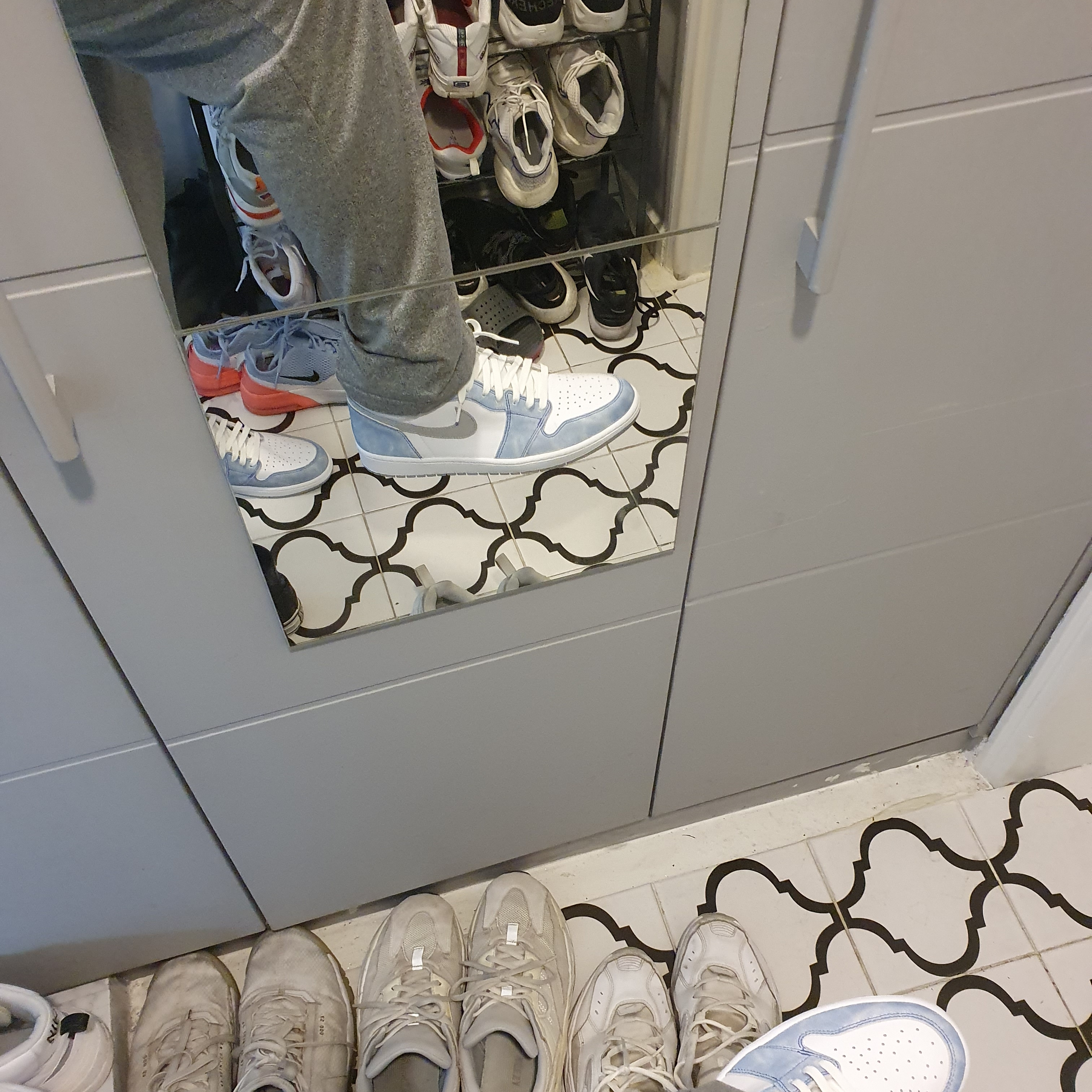 Jordan 1 Retro High OG Hyper Royal 착용 스타일 - 3