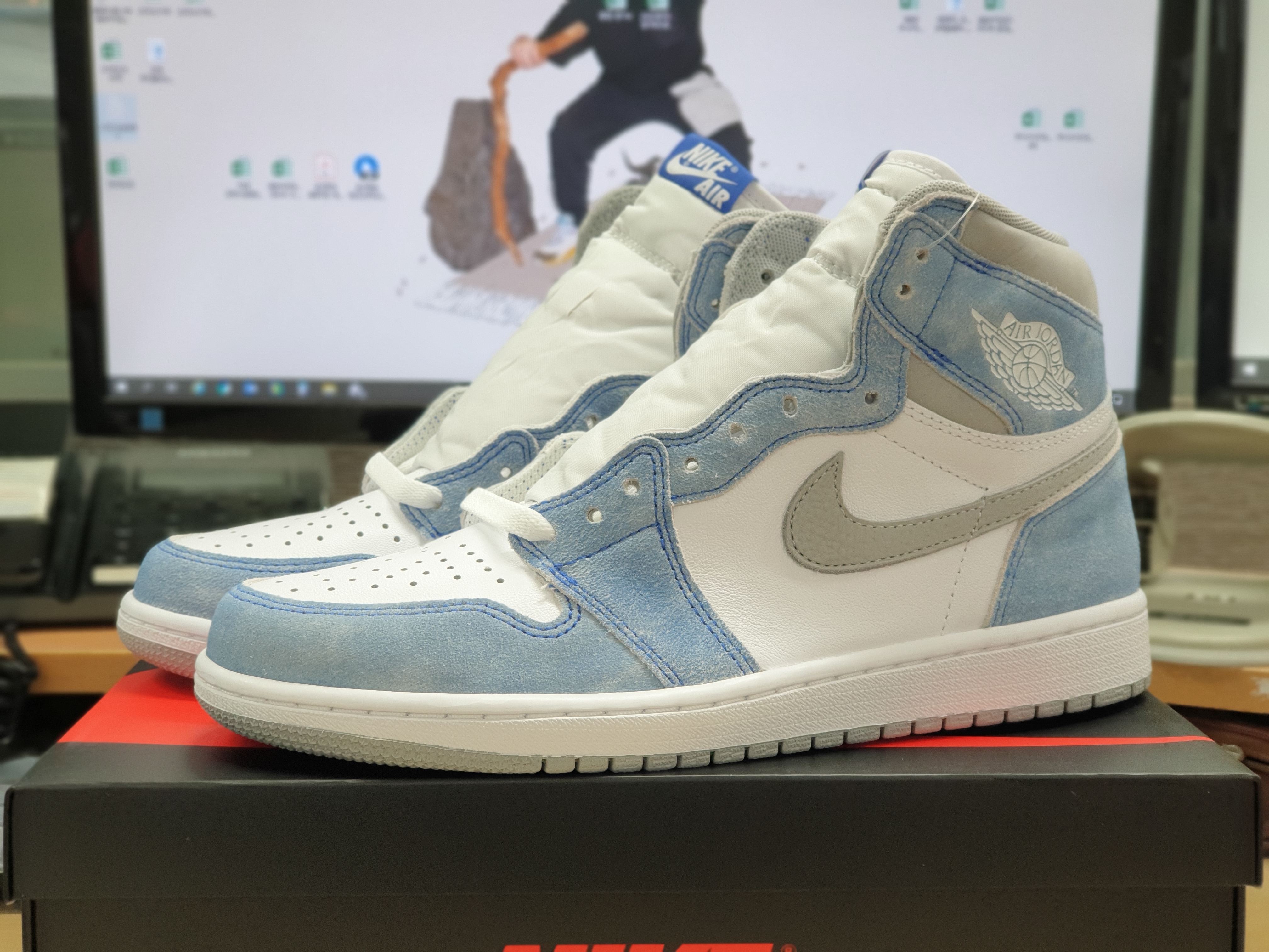 Jordan 1 Retro High OG Hyper Royal 착용 스타일 - 2