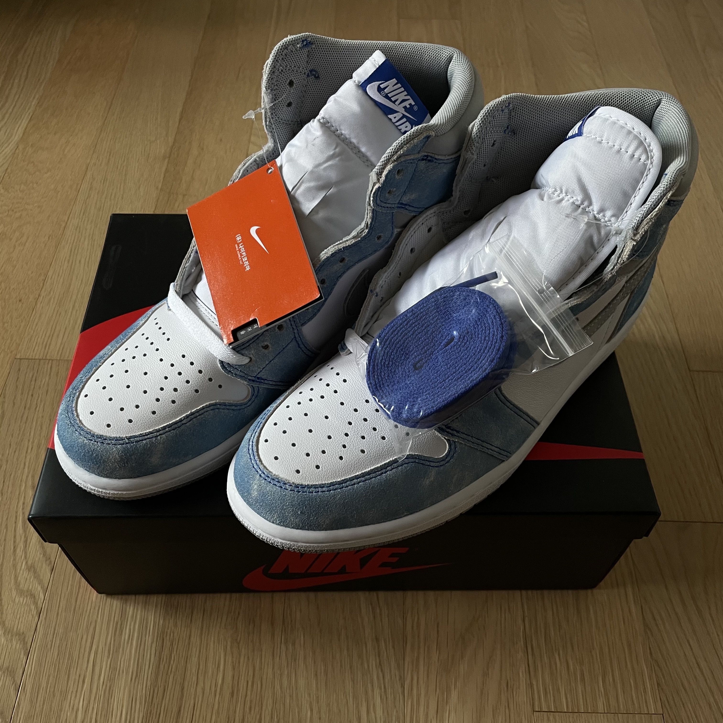 Jordan 1 Retro High OG Hyper Royal 착용 스타일 - 1