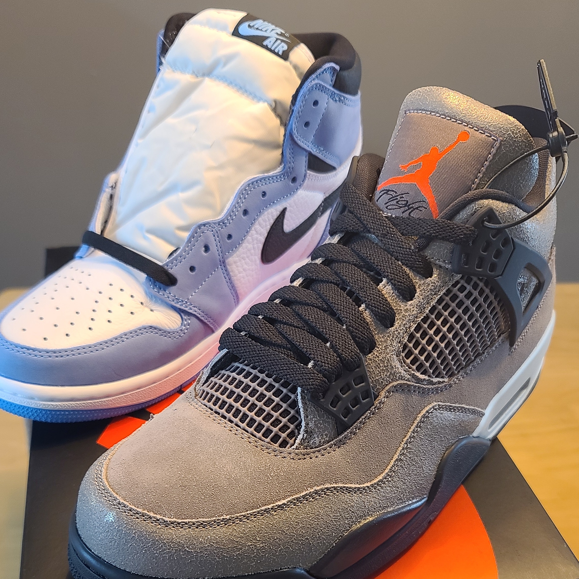 Jordan 4 Retro Taupe Haze, Jordan 1 Retro High OG University Blue 착용 스타일
