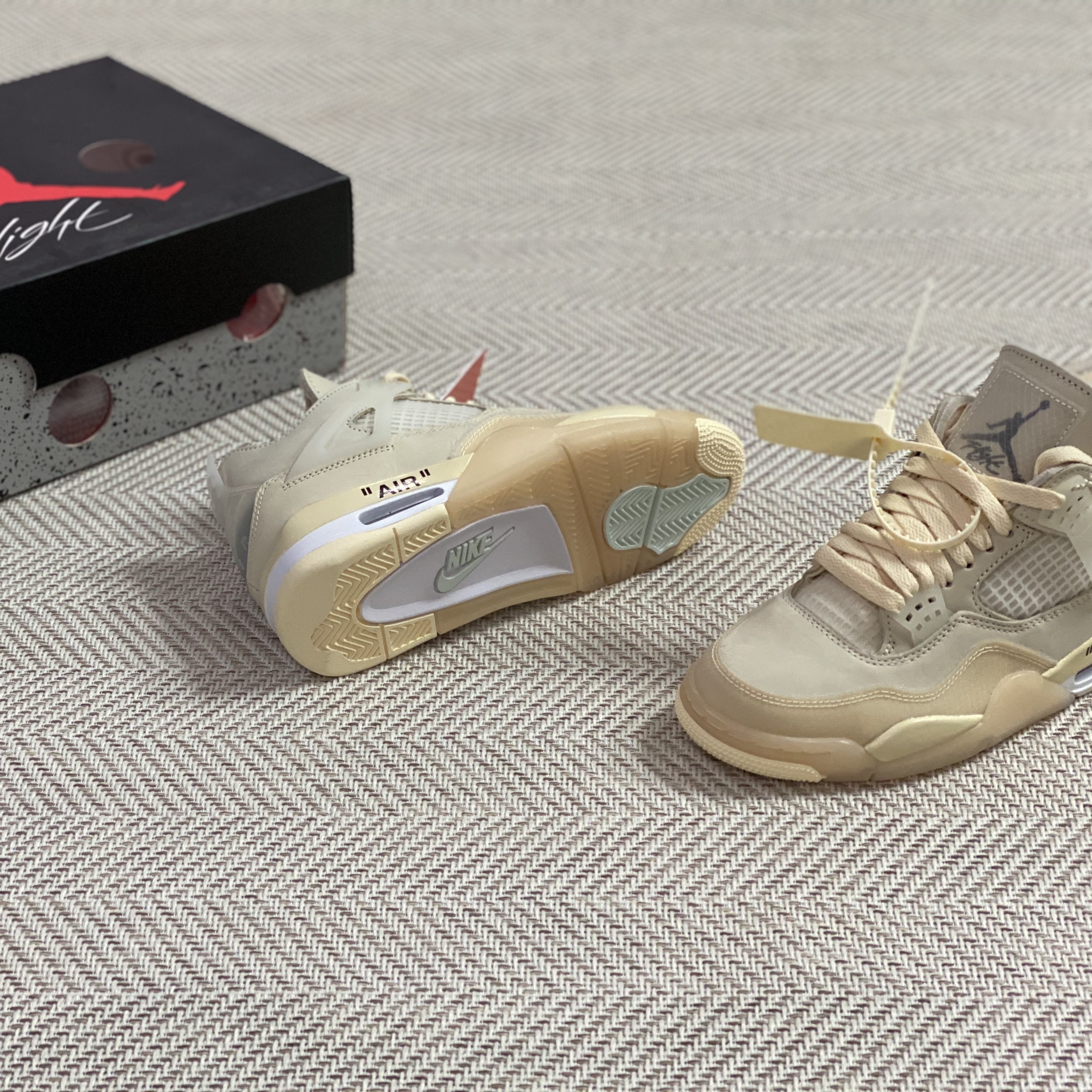 (W) Jordan 4 x Off-White Retro SP Sail 착용 스타일 - 3