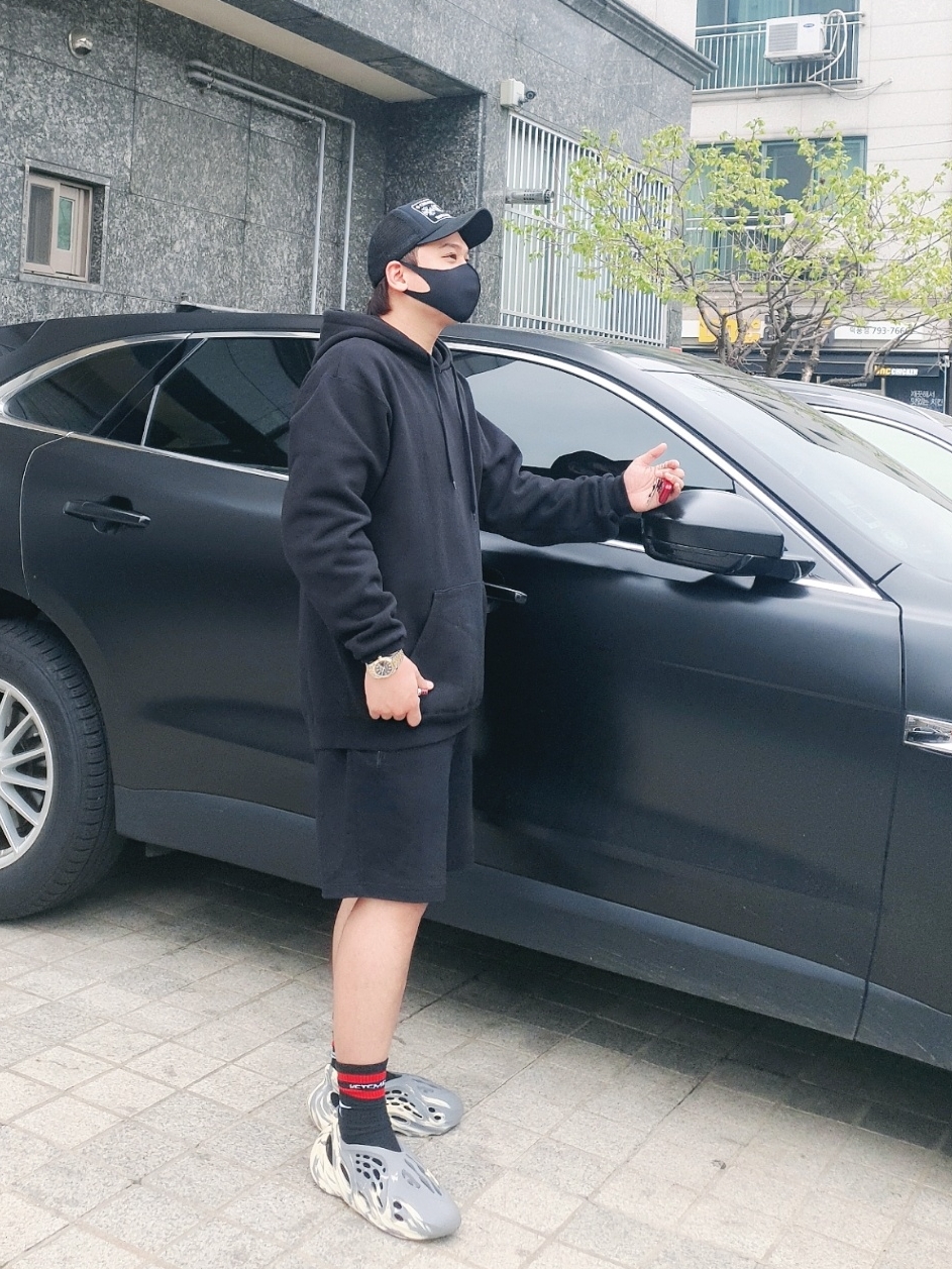 Adidas Yeezy Foam RNNR MXT Moon Gray 착용 스타일 - 3