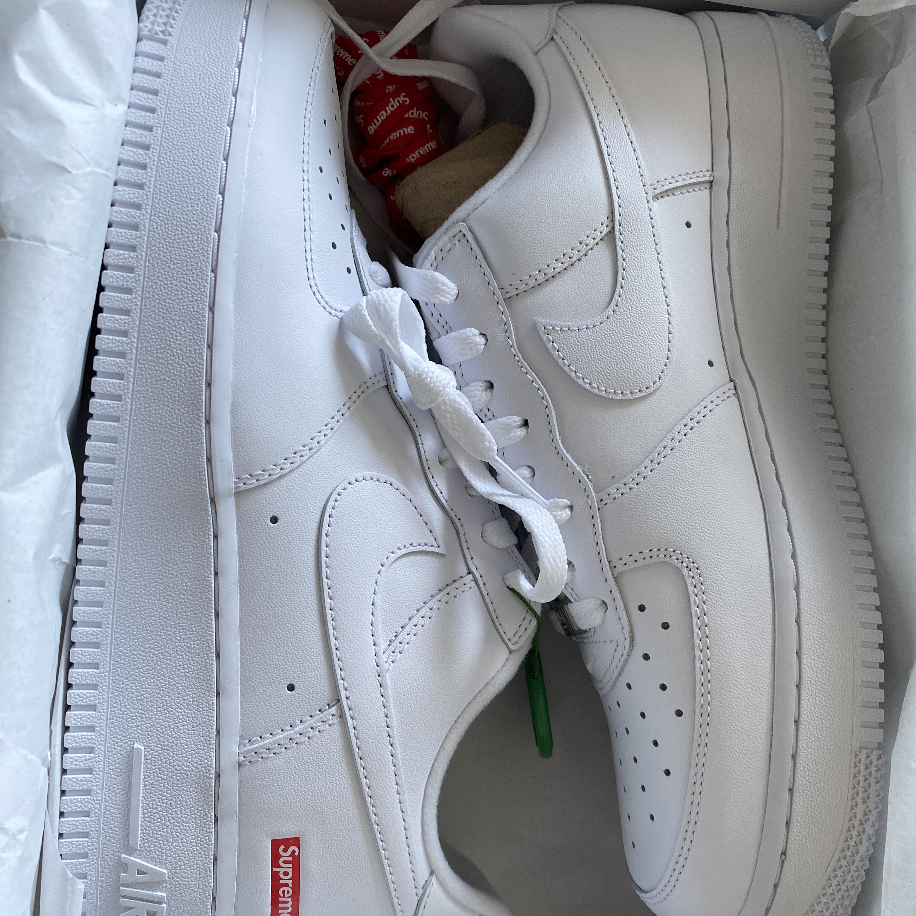 Nike x Supreme Air Force 1 Low White 착용 스타일 - 2