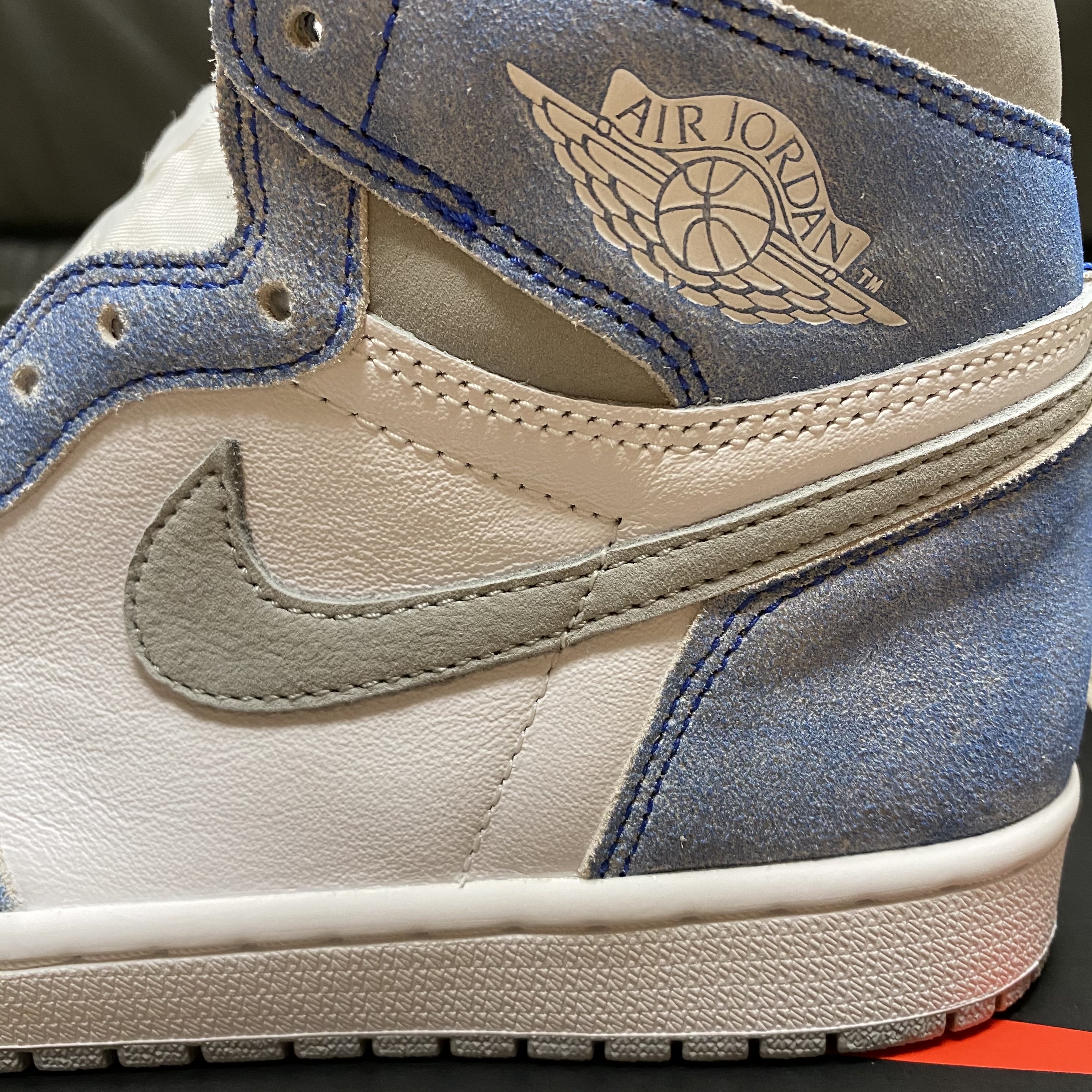 Jordan 1 Retro High OG Hyper Royal 착용 스타일 - 3