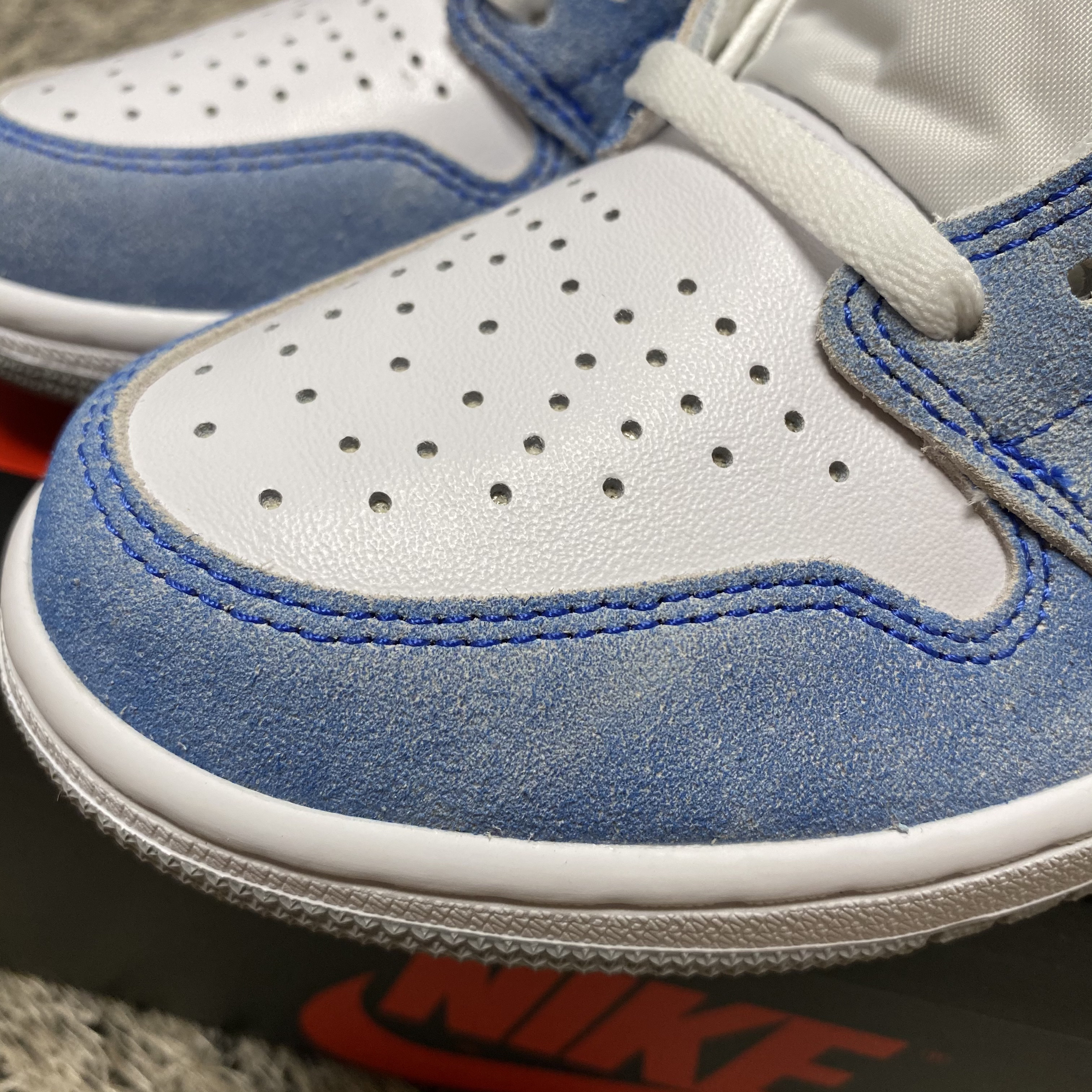 Jordan 1 Retro High OG Hyper Royal 착용 스타일 - 2