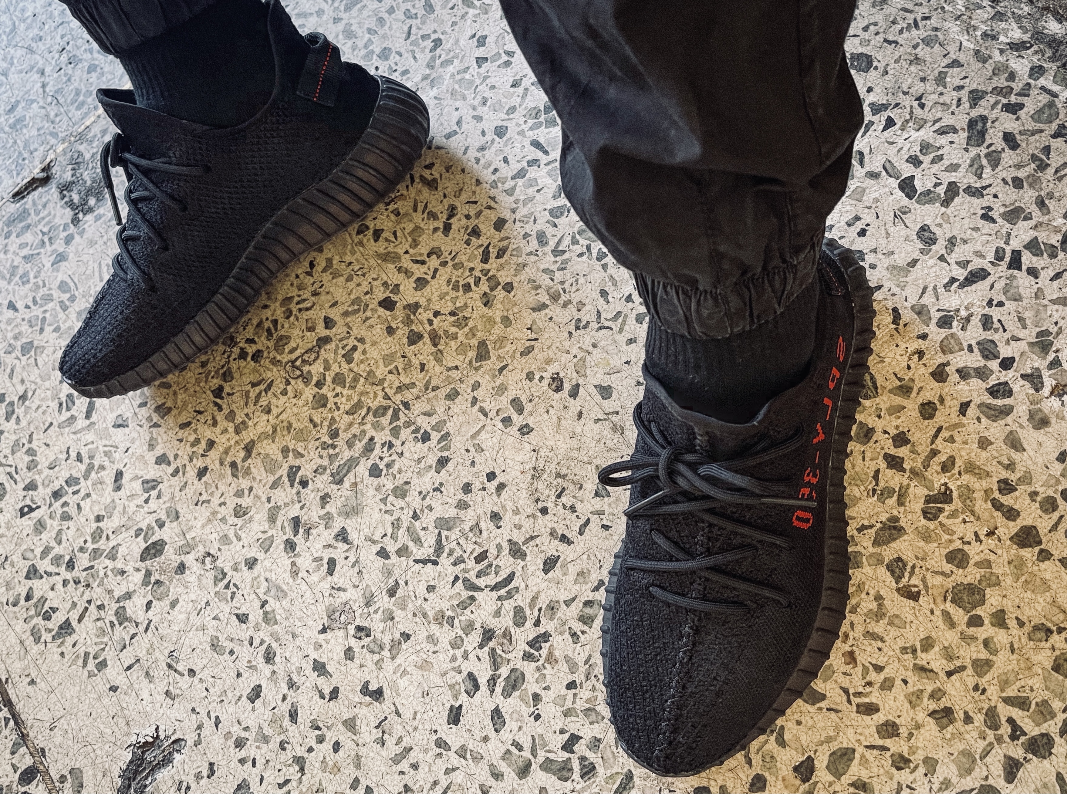Adidas Yeezy Boost 350 V2 Black Red 2020, IAB Studio x Alpha Industries MA-1 Jersey T-Shirt Gunmetal 착용 스타일 - 2